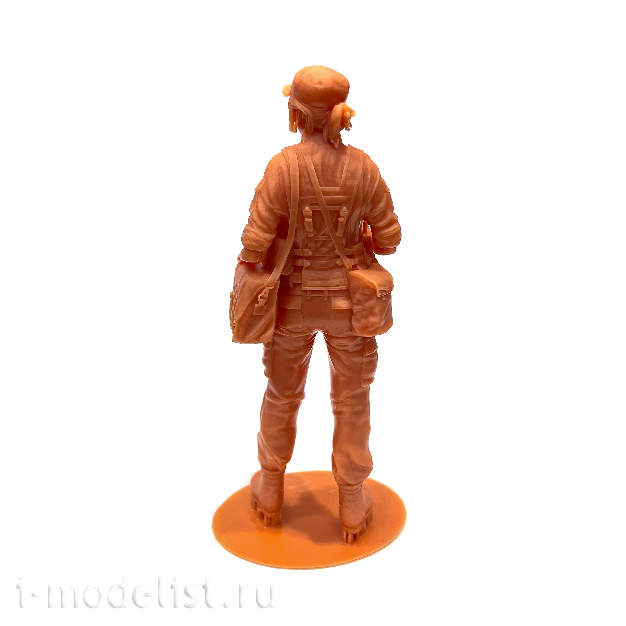 DVC35023 DVC 1/35 Medic of the Russian troops