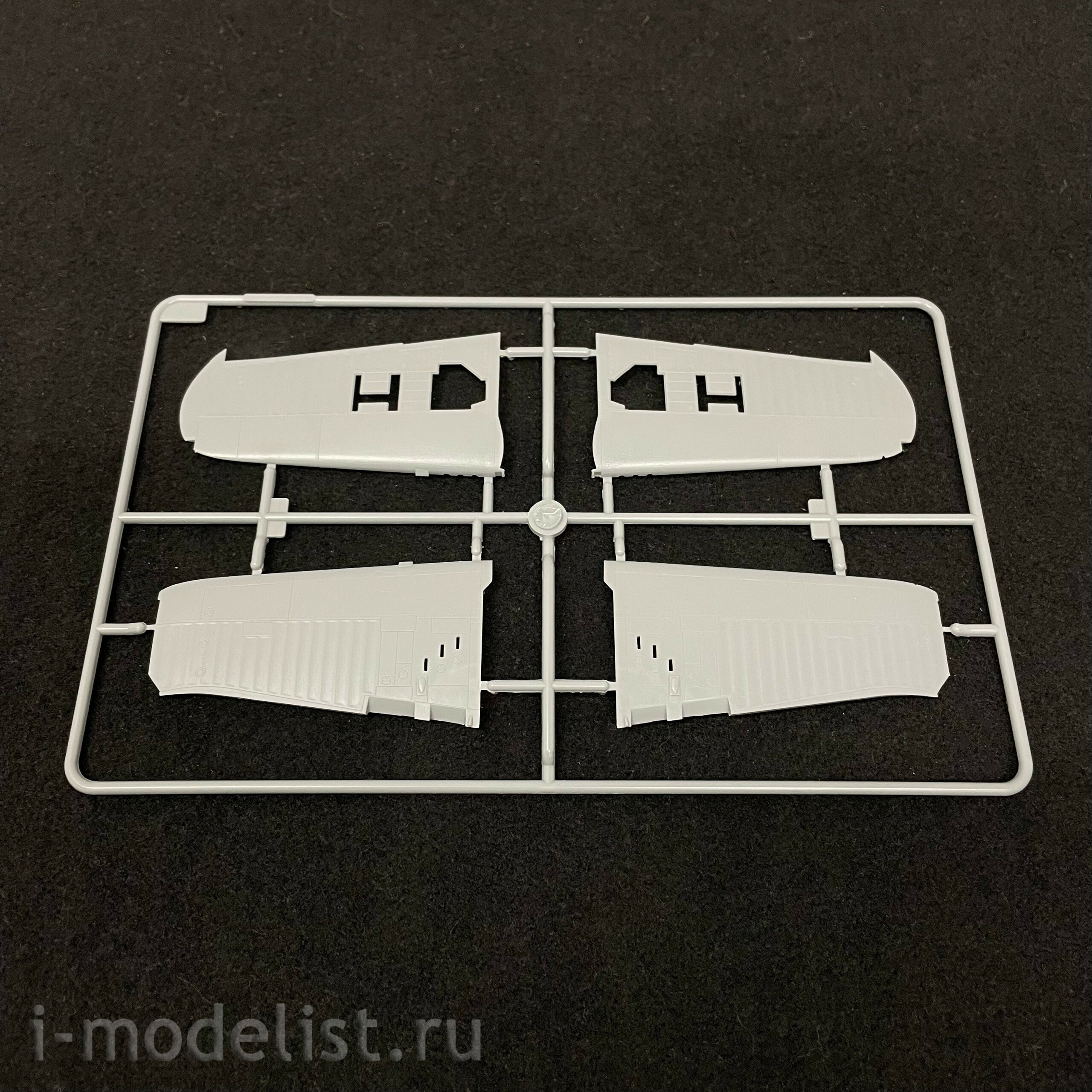 80387 HobbyBoss 1/48 F4U-4 Corsair aircraft (Later version)