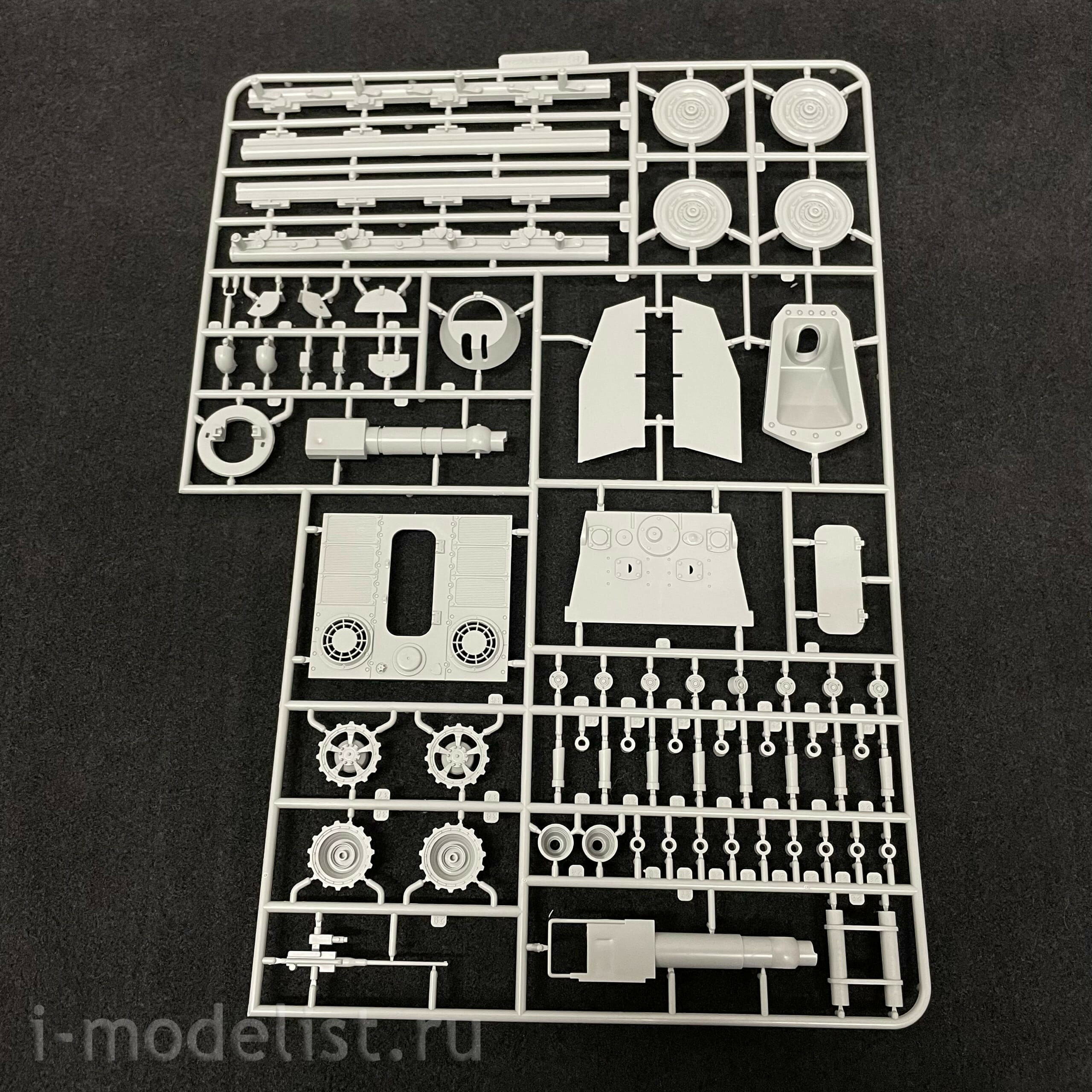 UA35021 Modelcollect 1/35 German heavy tank E-60 ausf.D 12.8 cm with side armor