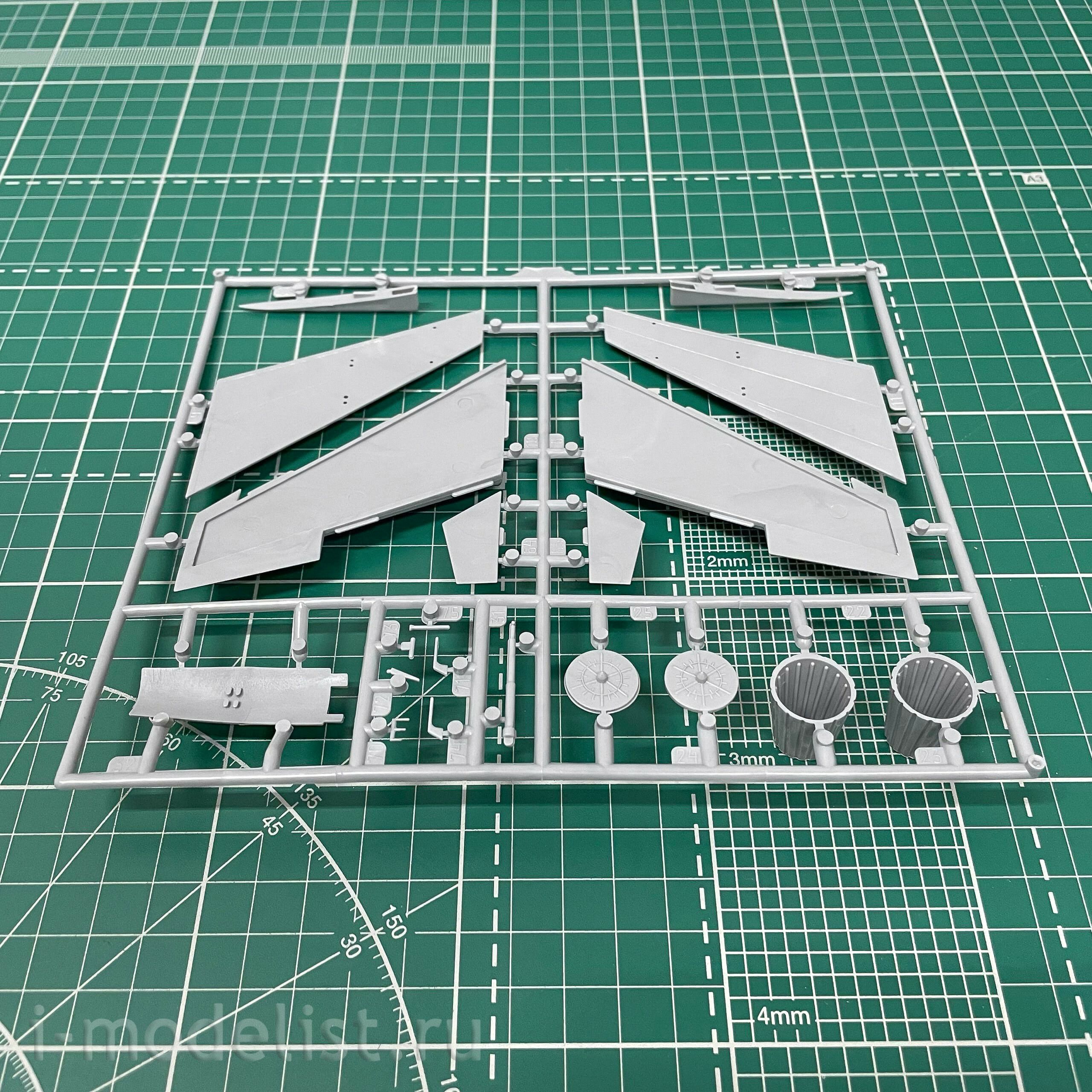 7240 Zvezda 1/72 Su-35 Air Superiority Fighter