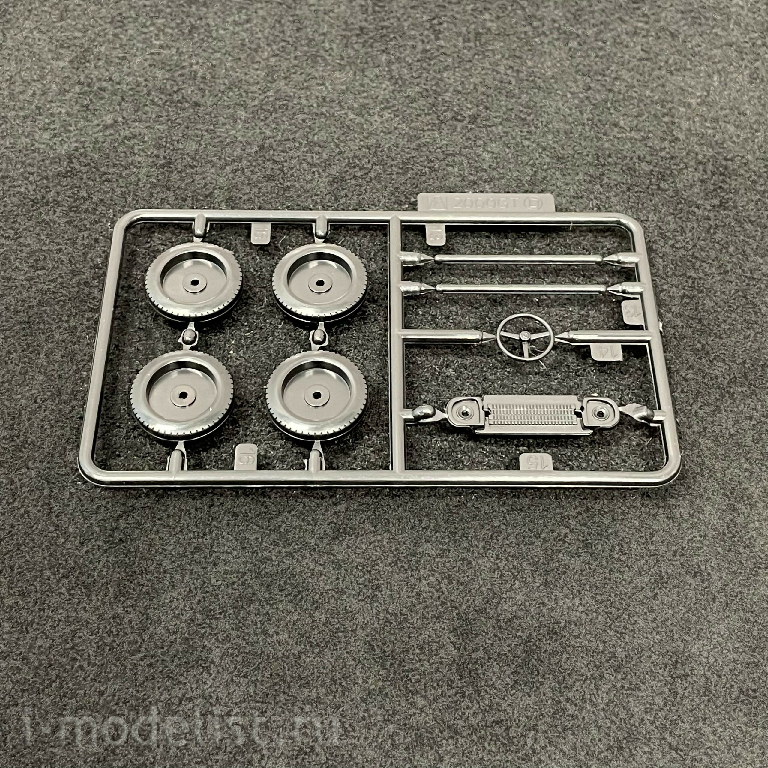 05628 Aoshima 1/32 Toyota 2000GT Car - Solar Red