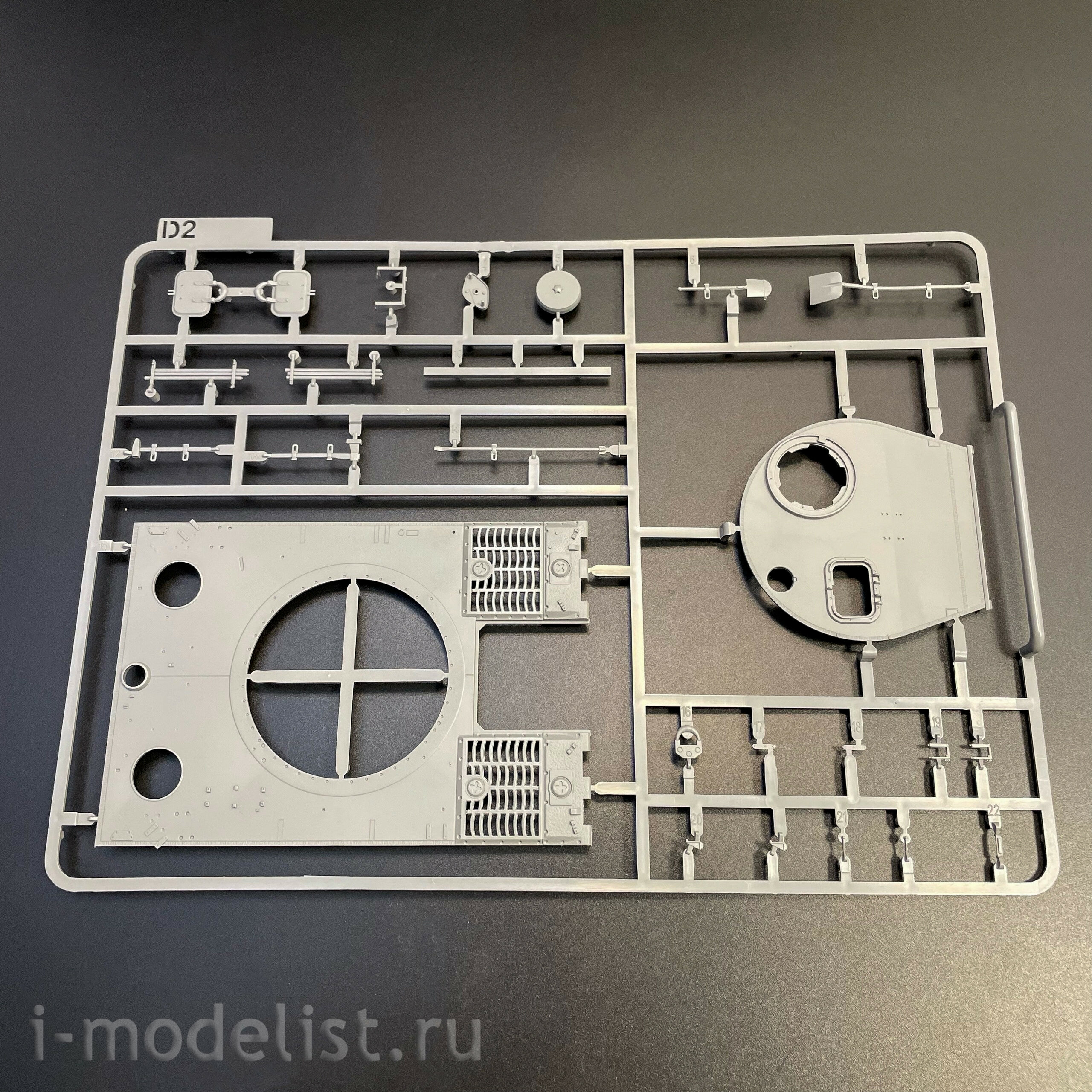 2195 Takom 1/35 Notмецкий тяжёлый танк Sd.Kfz.181 Pz.Kpfw.VI Ausf.E - Tiger I ранний с фигурой Michael Wittmann
