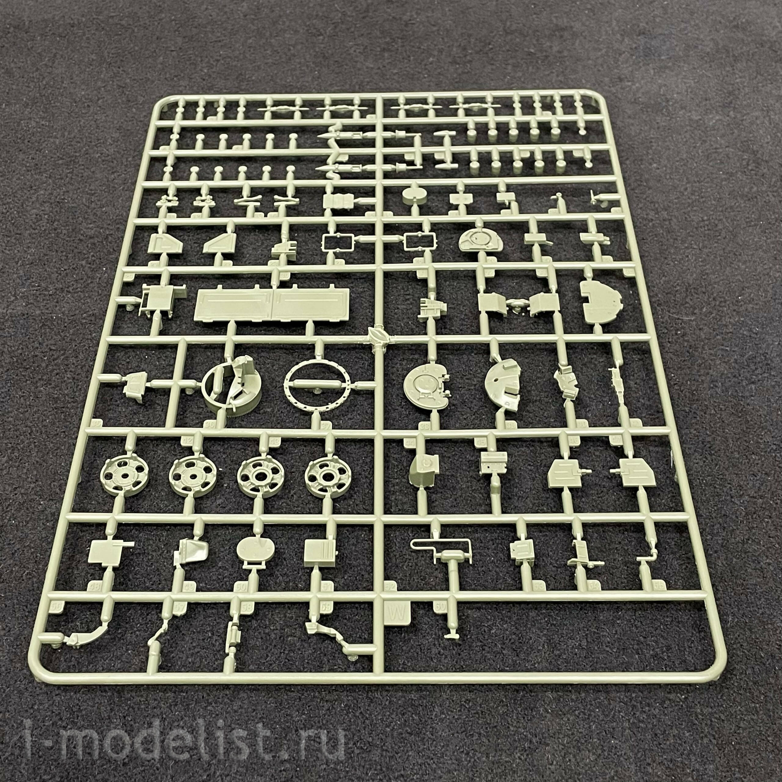 35A050 Amusing Hobby 1/35 Russian T-90A Tank with full interior (under license from UVZ)