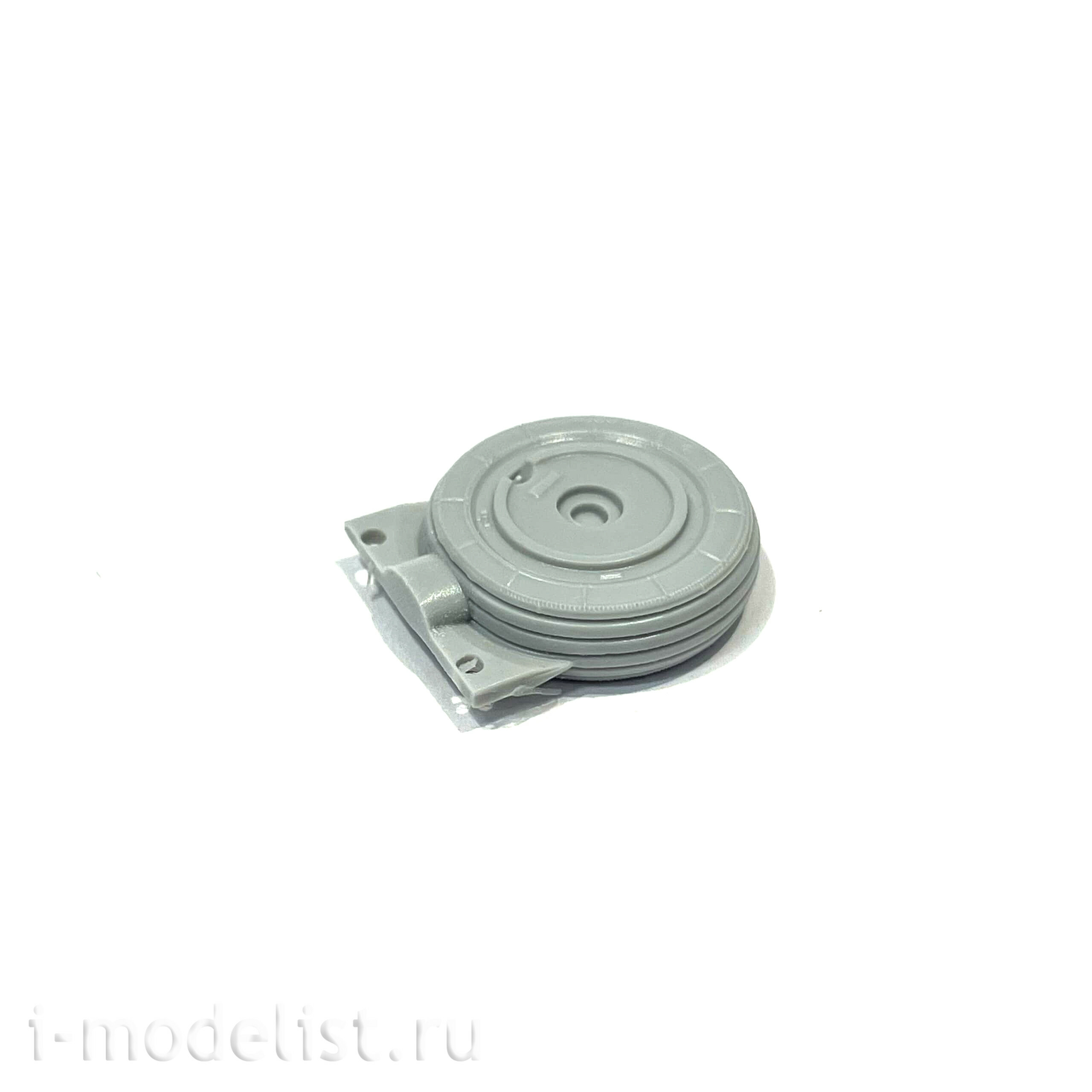 RS48019 E.V.M. 1/48 Highly detailed resin wheels for the Soviet 25 attack aircraft model of the Zvezda company with a mudguard. Additionally, the set includes photo etching details with the attachment of the mudguard to the chassis rack