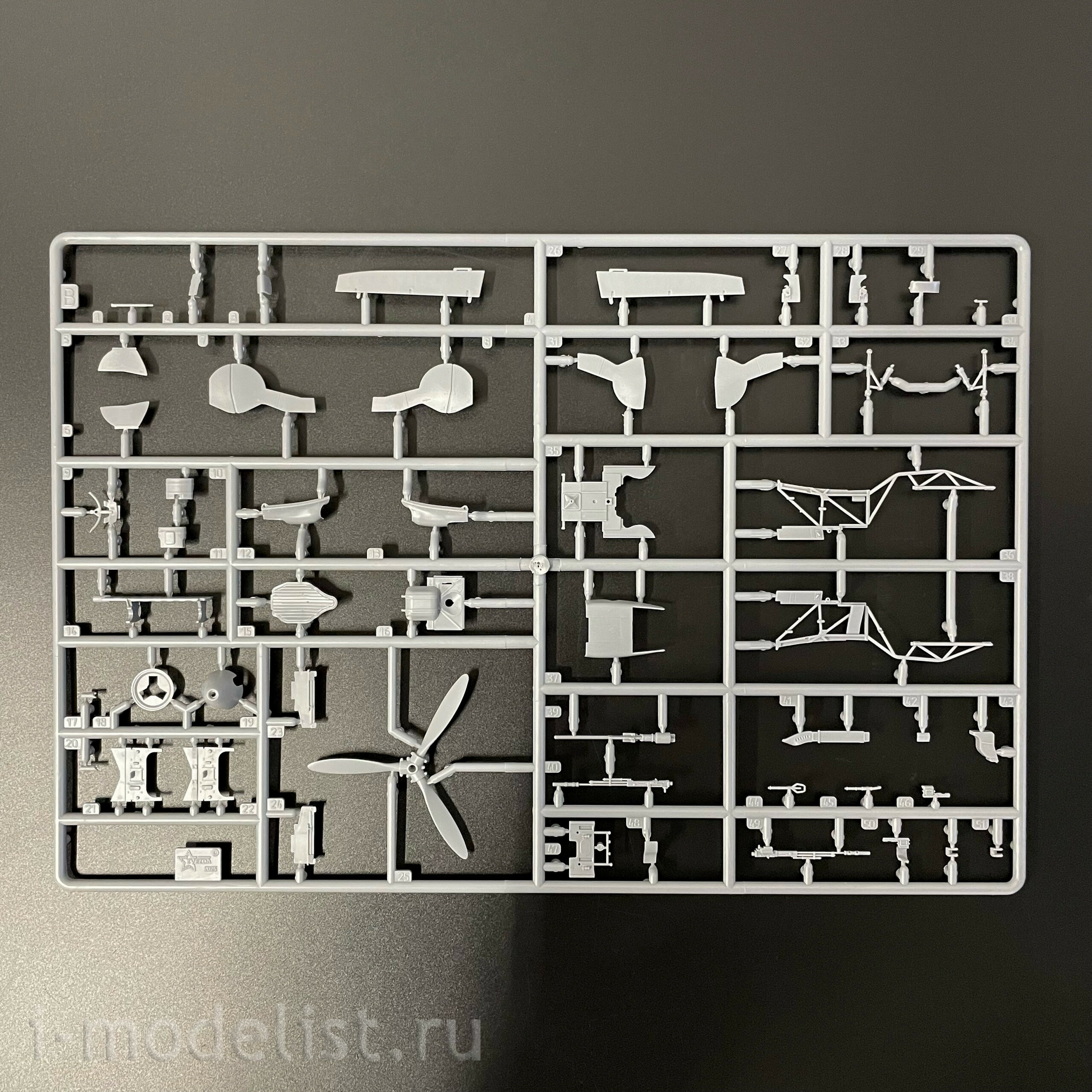 4837 Zvezda 1/48 Советский истребитель Як-7Б поздний образца 1943