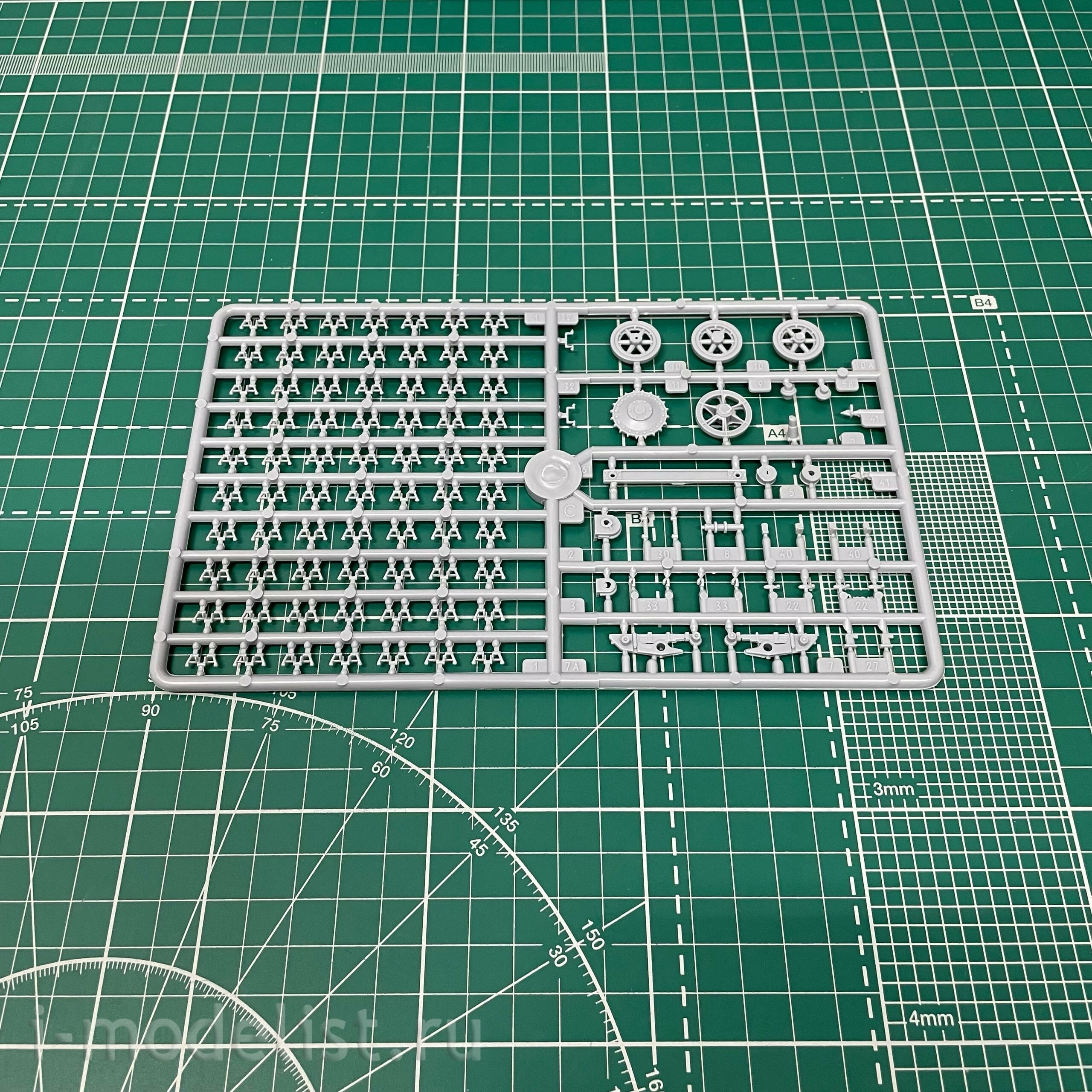 303520 Modeller of 1/35 Sturmpanzer I (bison), Germany, 1940