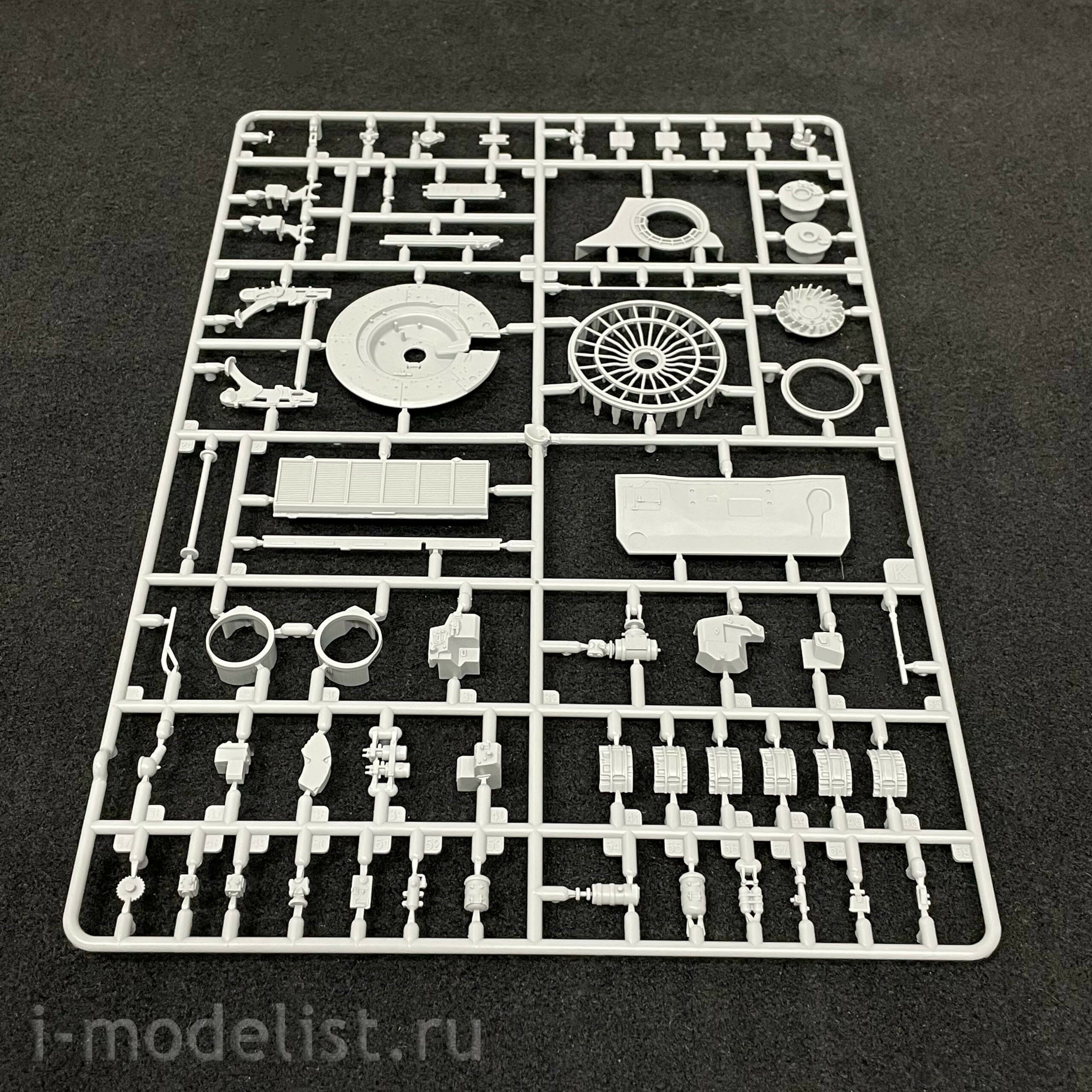 35A052 Amusing Hobby 1/35 Soviet T-72 Ural tank with full interior (under license from UVZ)