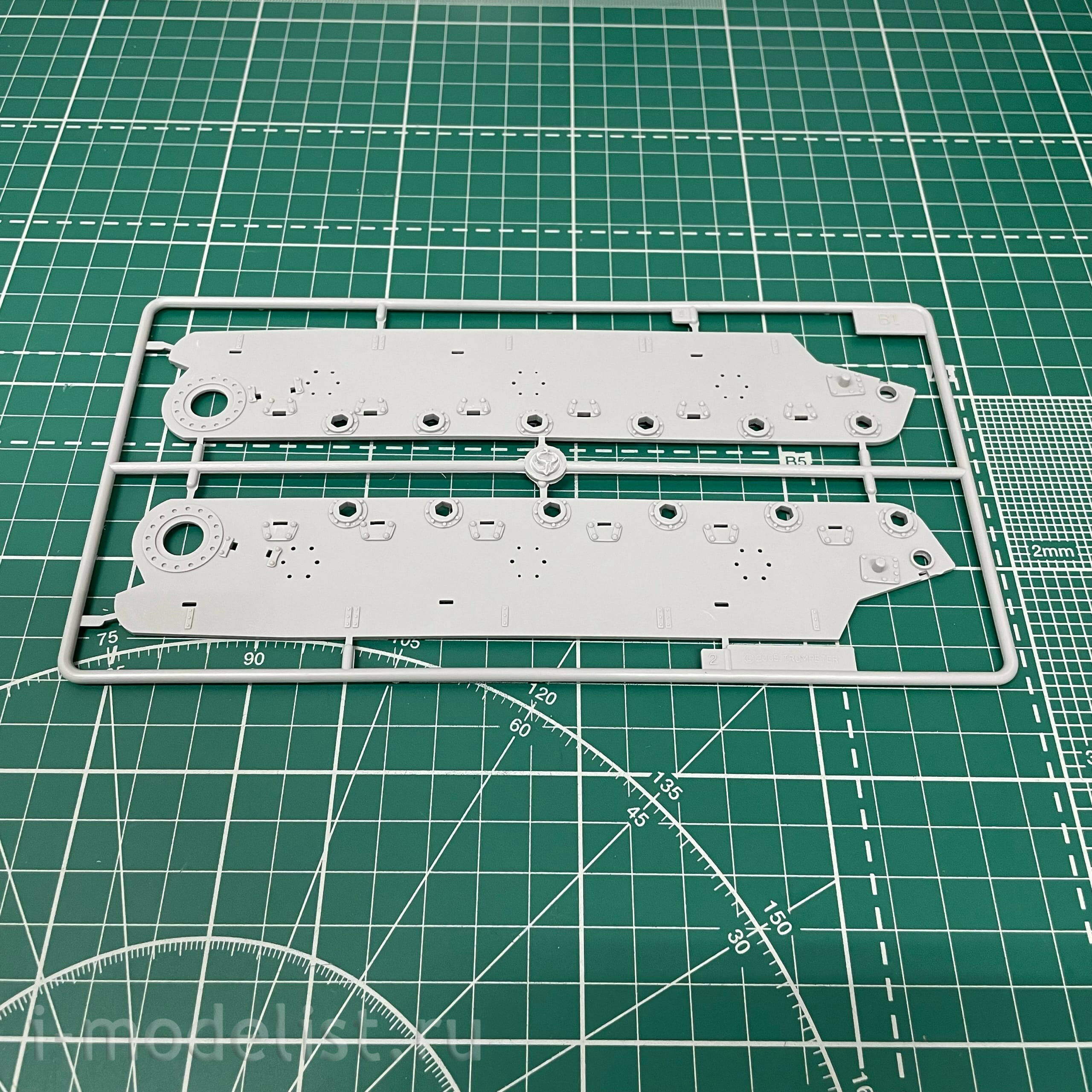 303528 Model 1/35 Heavy tank KV-2 with turret MT-1