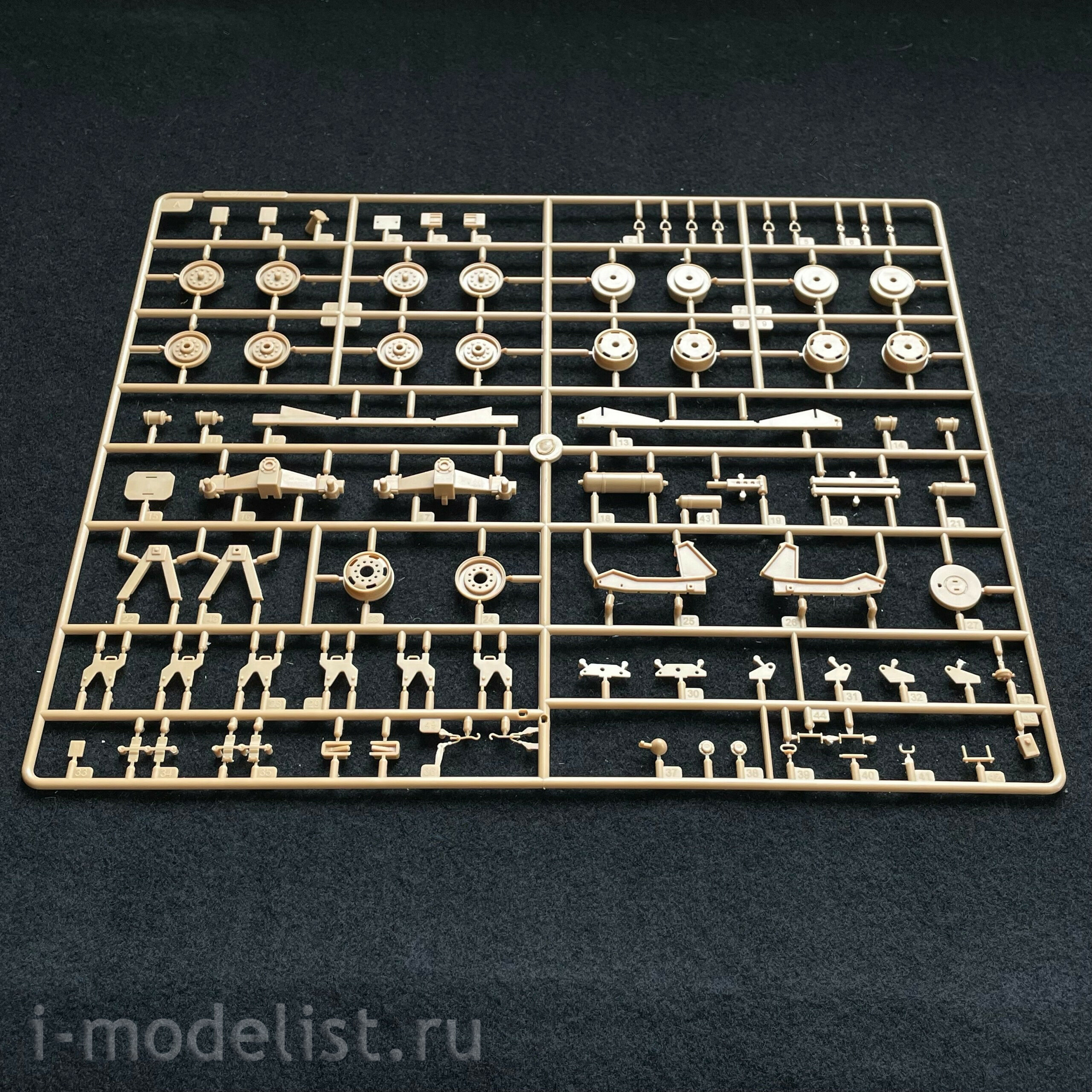 85527 HobbyBoss 1/35 Scammell Commander with 62-ton semi-trailer crane Fruehauf