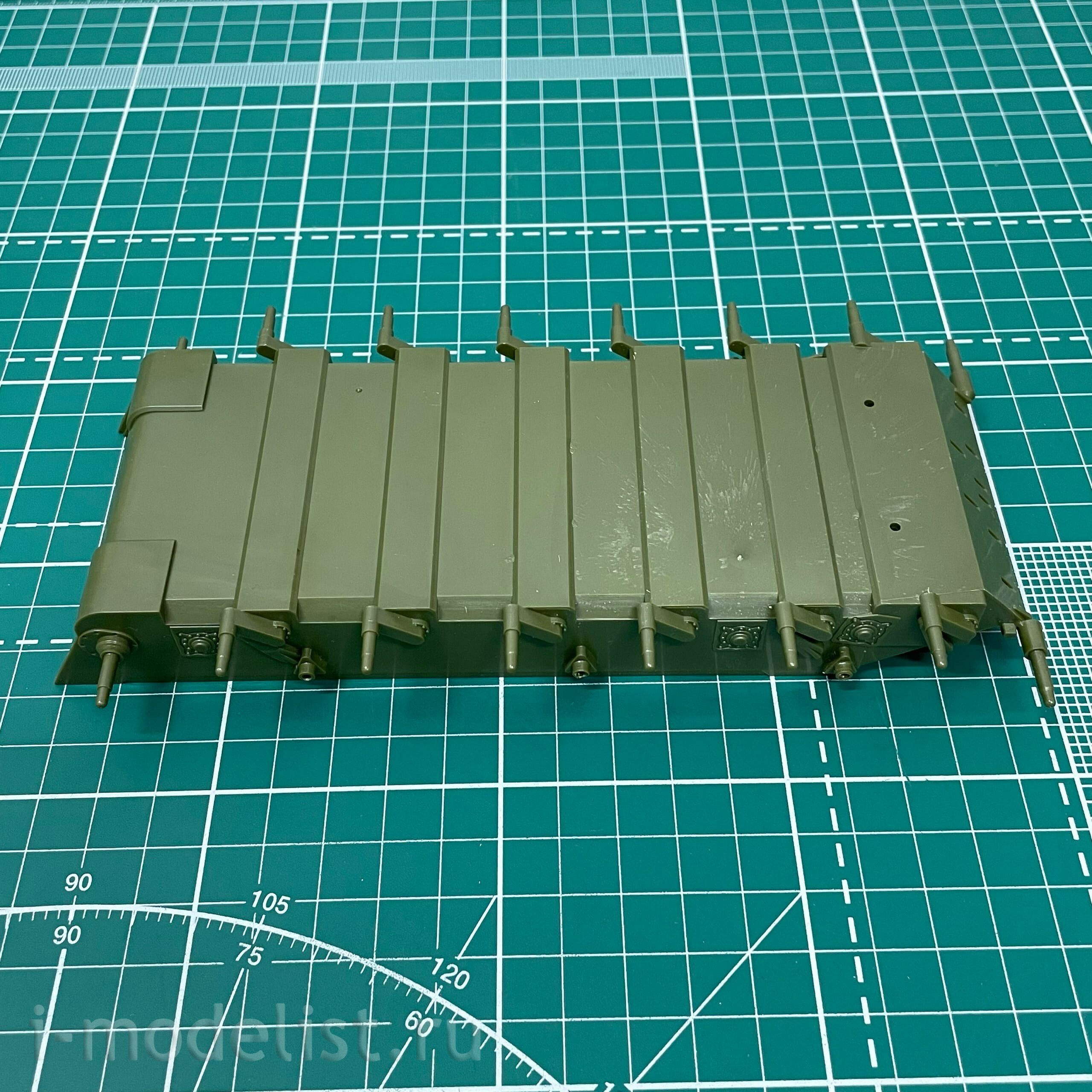 3551 Zvezda 1/35 T-72B tank with active armor