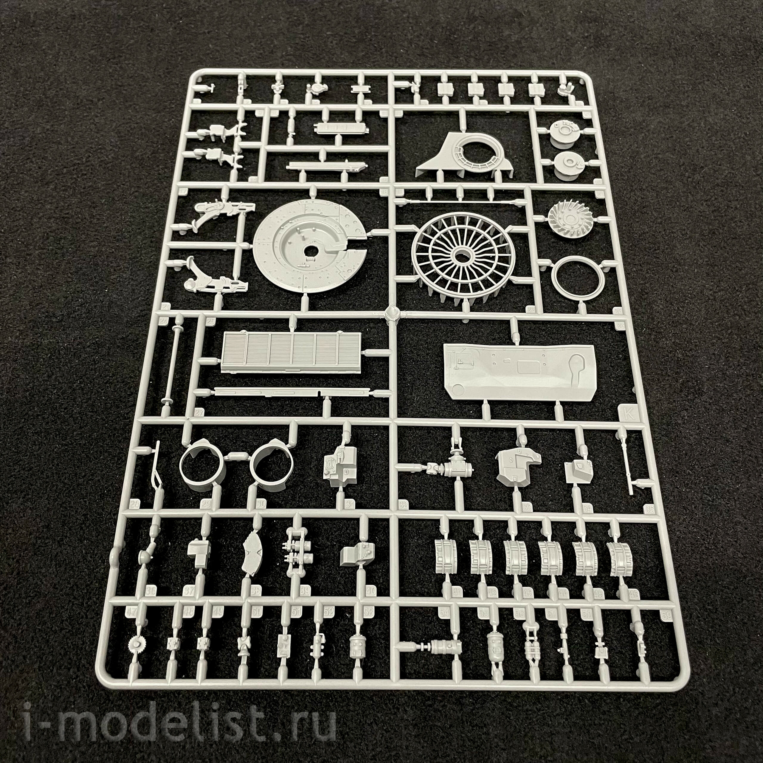 35A041 Amusing Hobby 1/35 Soviet T-72AV tank with full interior (under license from UVZ)