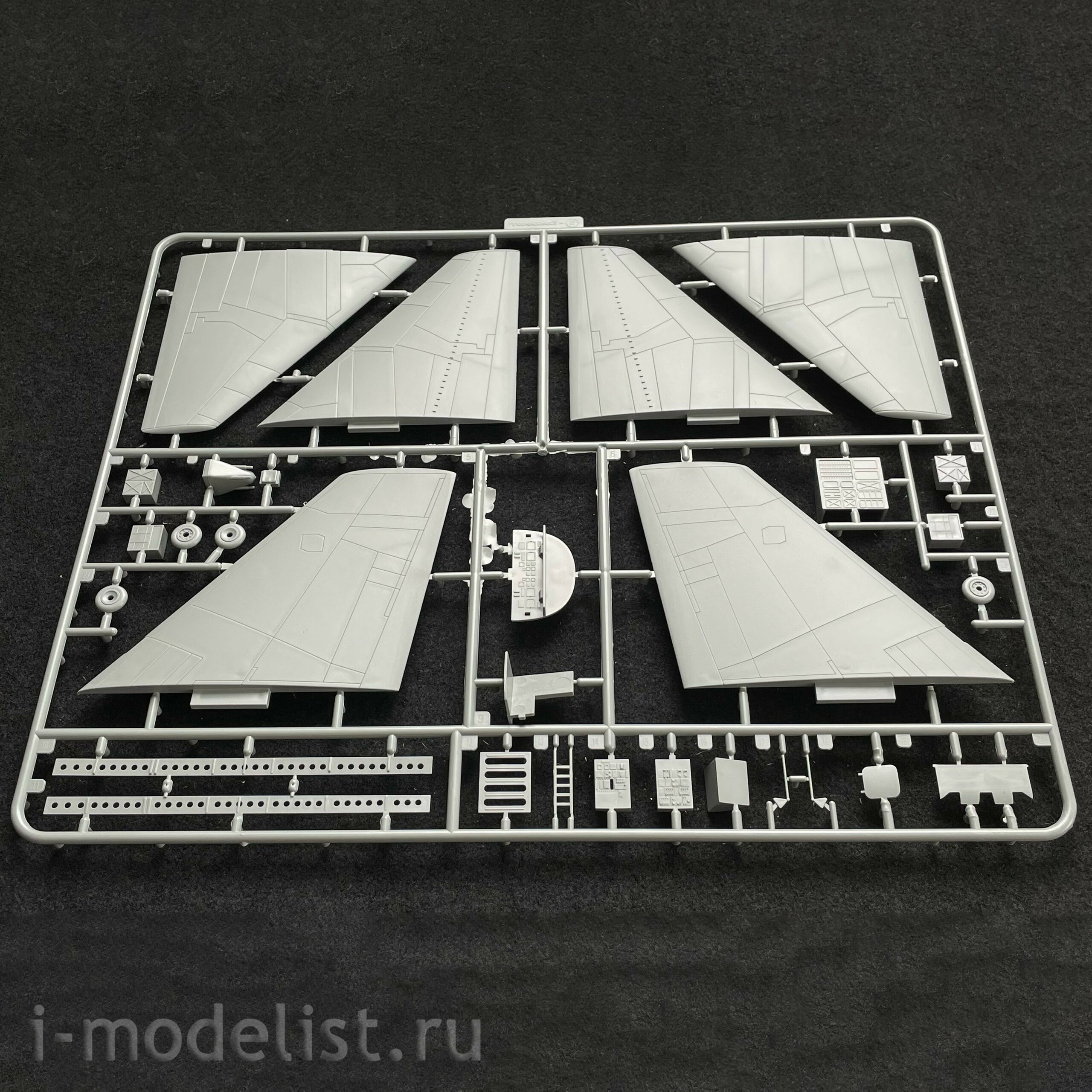 UA72208 Modelcollect 1/72 B-52H early type U. S. A. F.