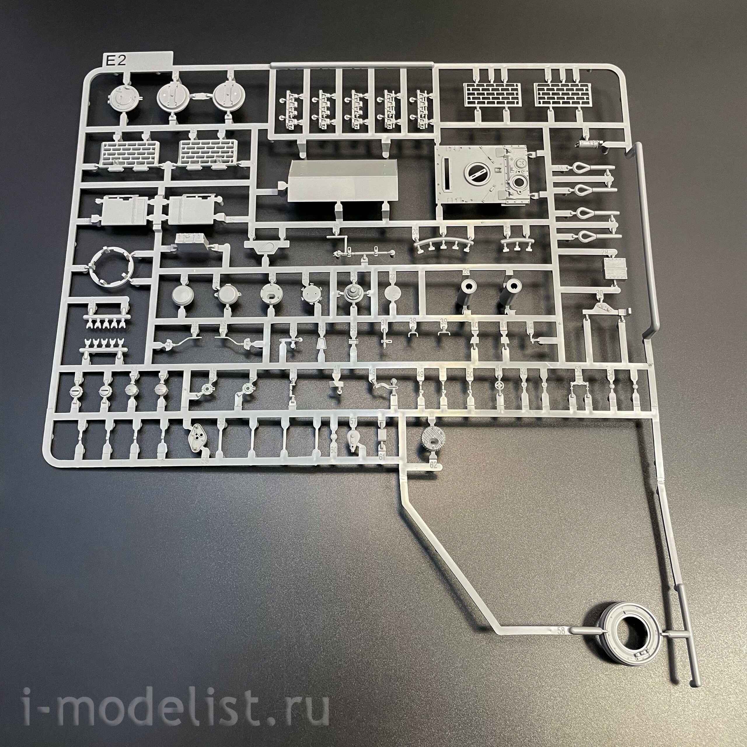 2195 Takom 1/35 Notмецкий тяжёлый танк Sd.Kfz.181 Pz.Kpfw.VI Ausf.E - Tiger I ранний с фигурой Michael Wittmann
