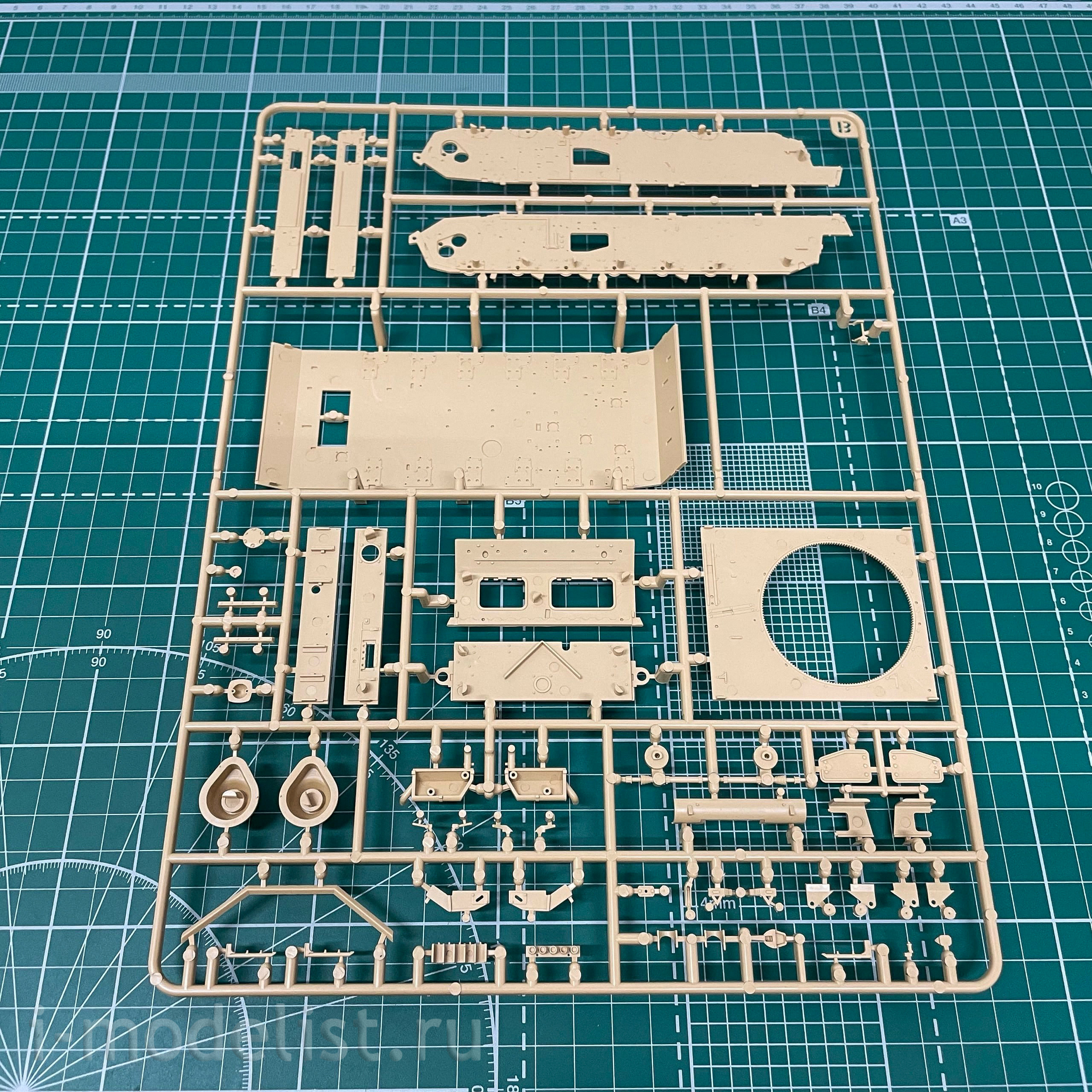 RM-5069 Rye Field Model 1/35 StuG. III Ausf. G Early Production with working tracks