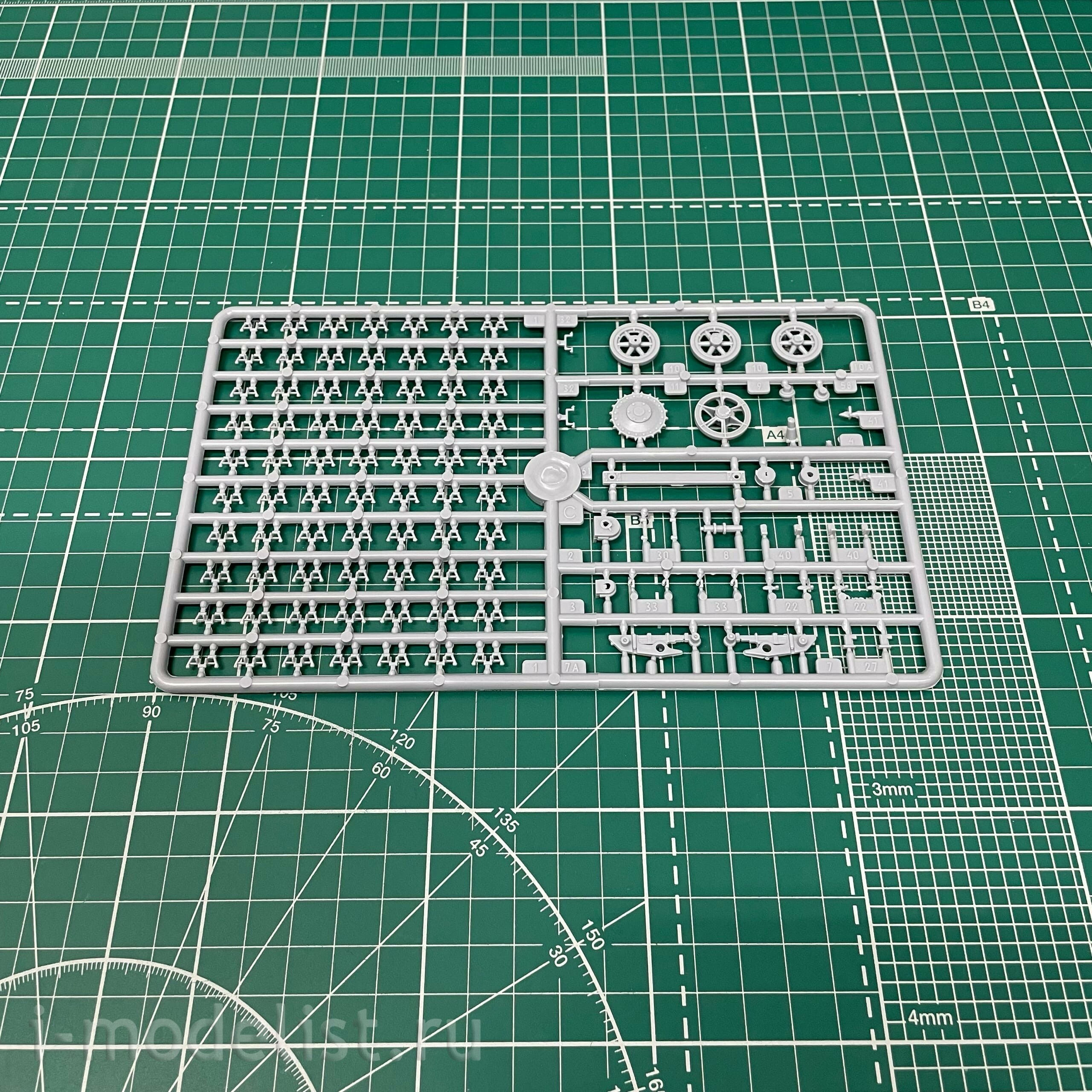 303520 Modeller of 1/35 Sturmpanzer I (bison), Germany, 1940