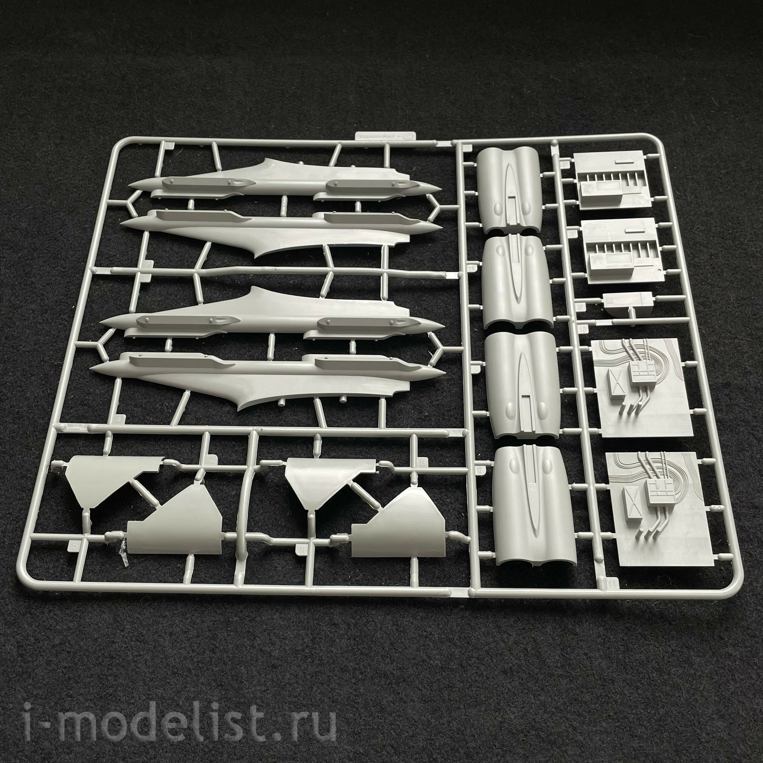 UA72208 Modelcollect 1/72 B-52H early type U. S. A. F.