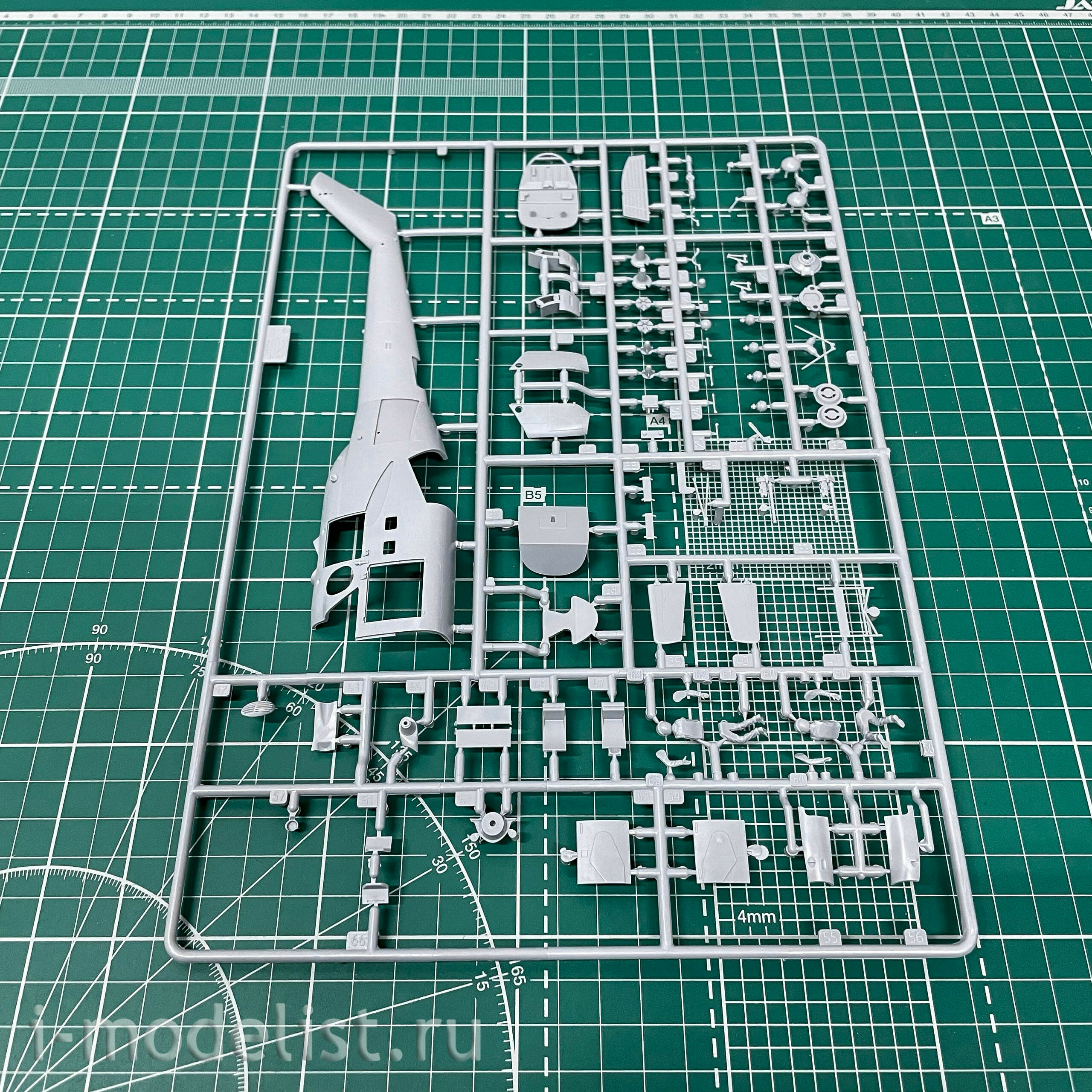 7273П Zvezda 1/72 Подарочный набор: Советский ударный вертолет Ми-24А