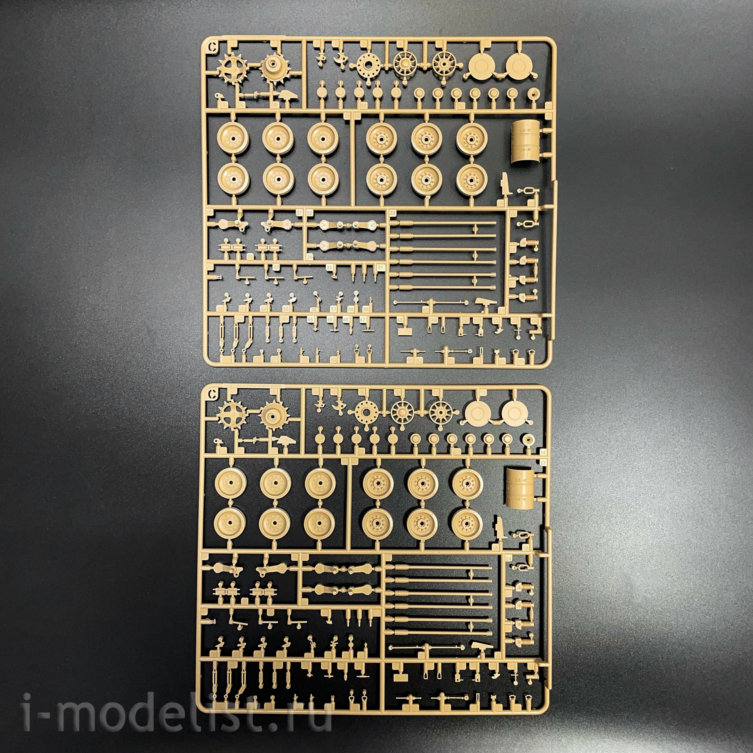 RM-5115 Rye Field Model 1/35 Russian T-80UK tank (licensed by Omsktransmash)