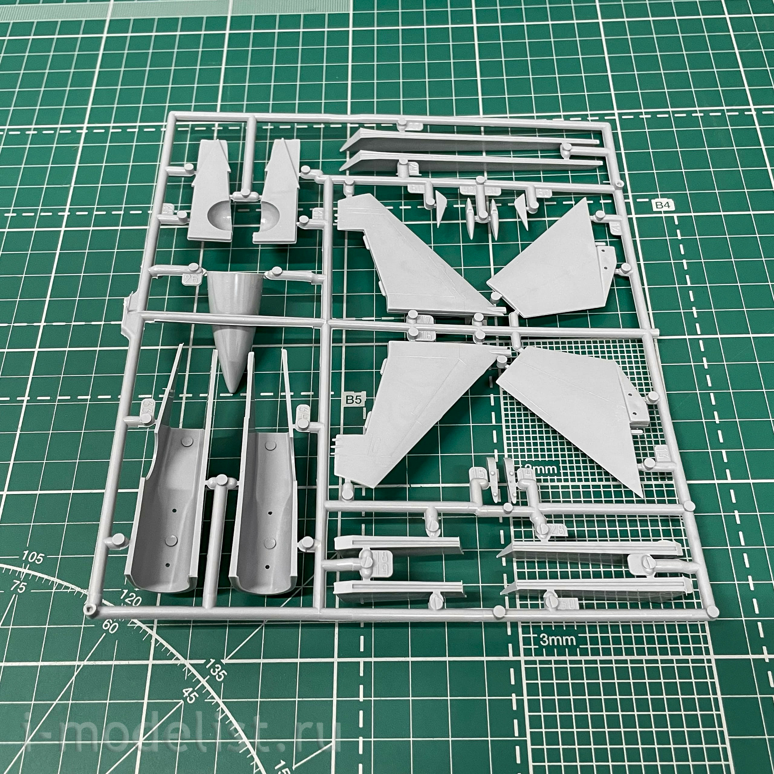 7241 Zvezda 1/72 Russian super-maneuverable Su-37 fighter