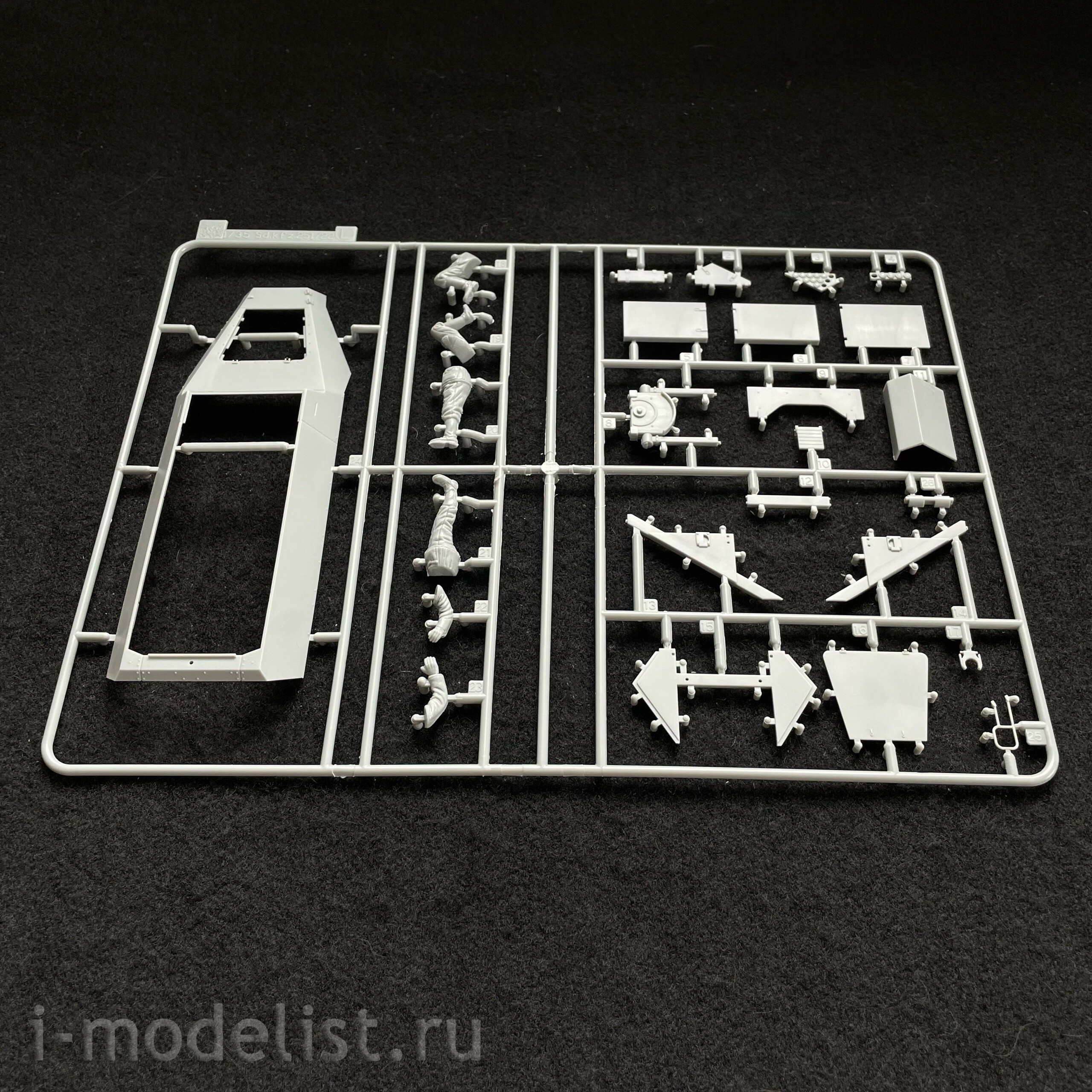 6217 Dragon 1/35 Armored personnel carrier with Sd.Kfz. 251/21 