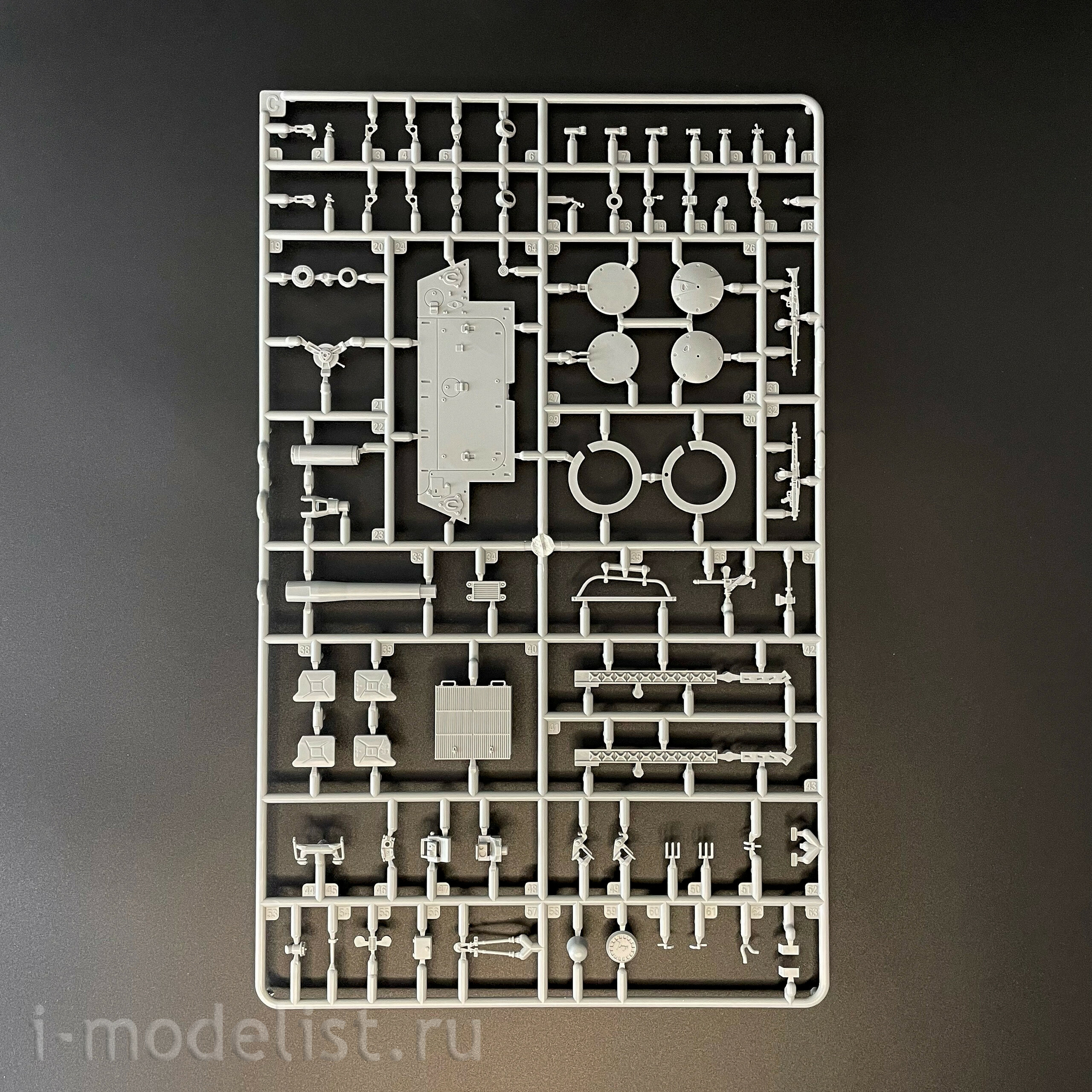 35A055 Amusing Hobby 1/35 Notмецкий танк Spähpanzer Ru 251