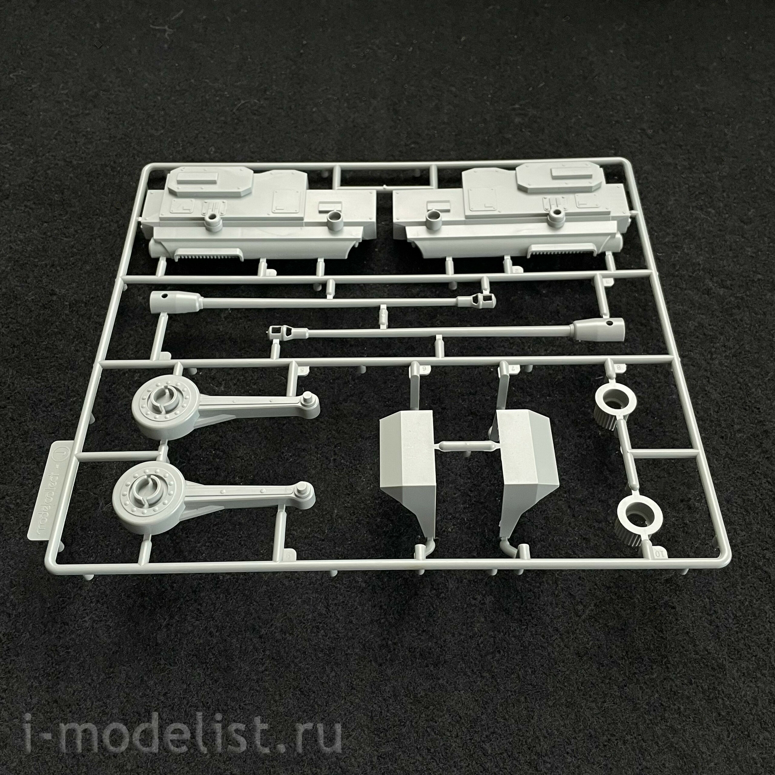 UA35004 Modelcollect Fist of War 1/35 WWII German Sdkfz 553/A medium Mech fighting