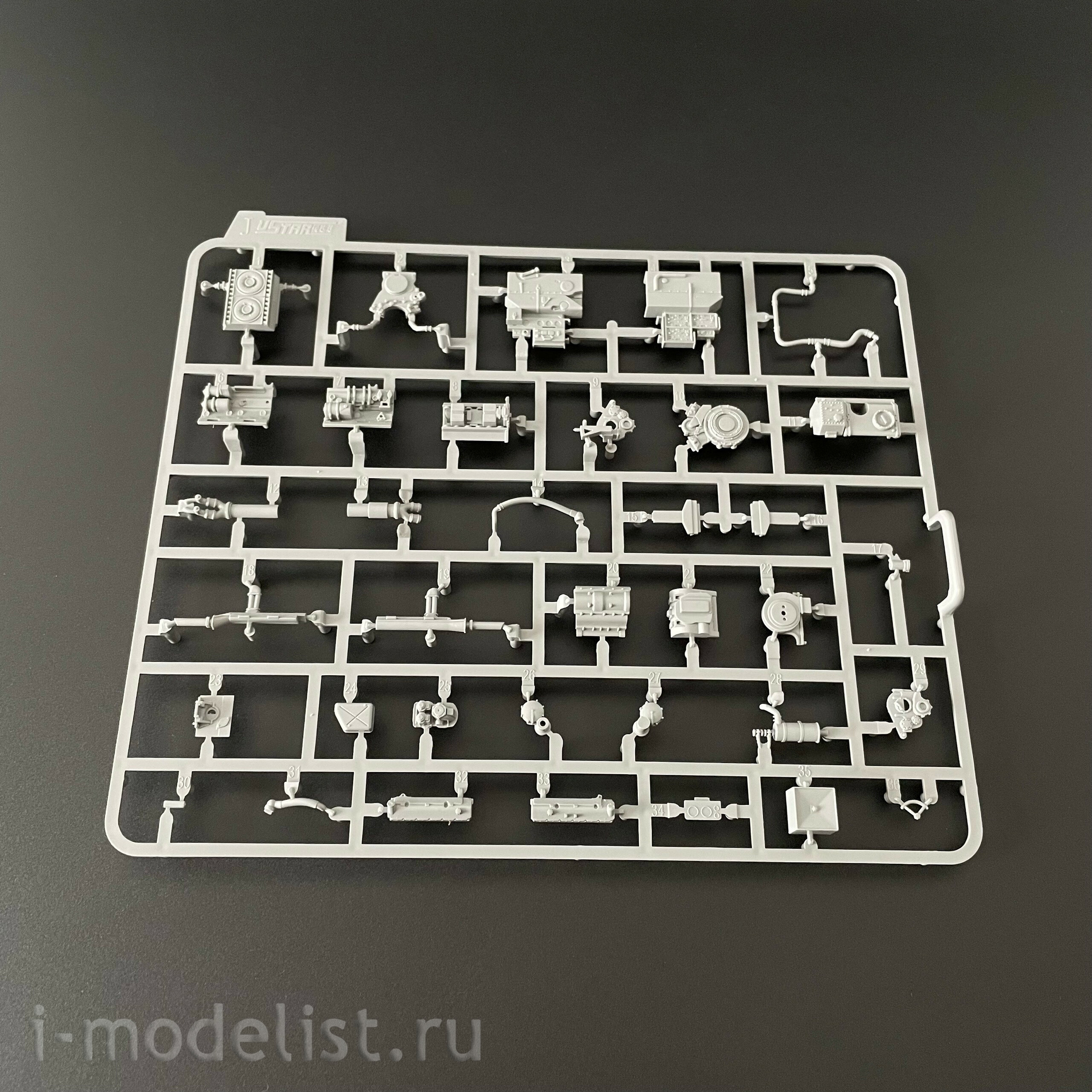 008 UZvezda 1/48 King Tiger Tank with Porsche Turret and Full Interior	