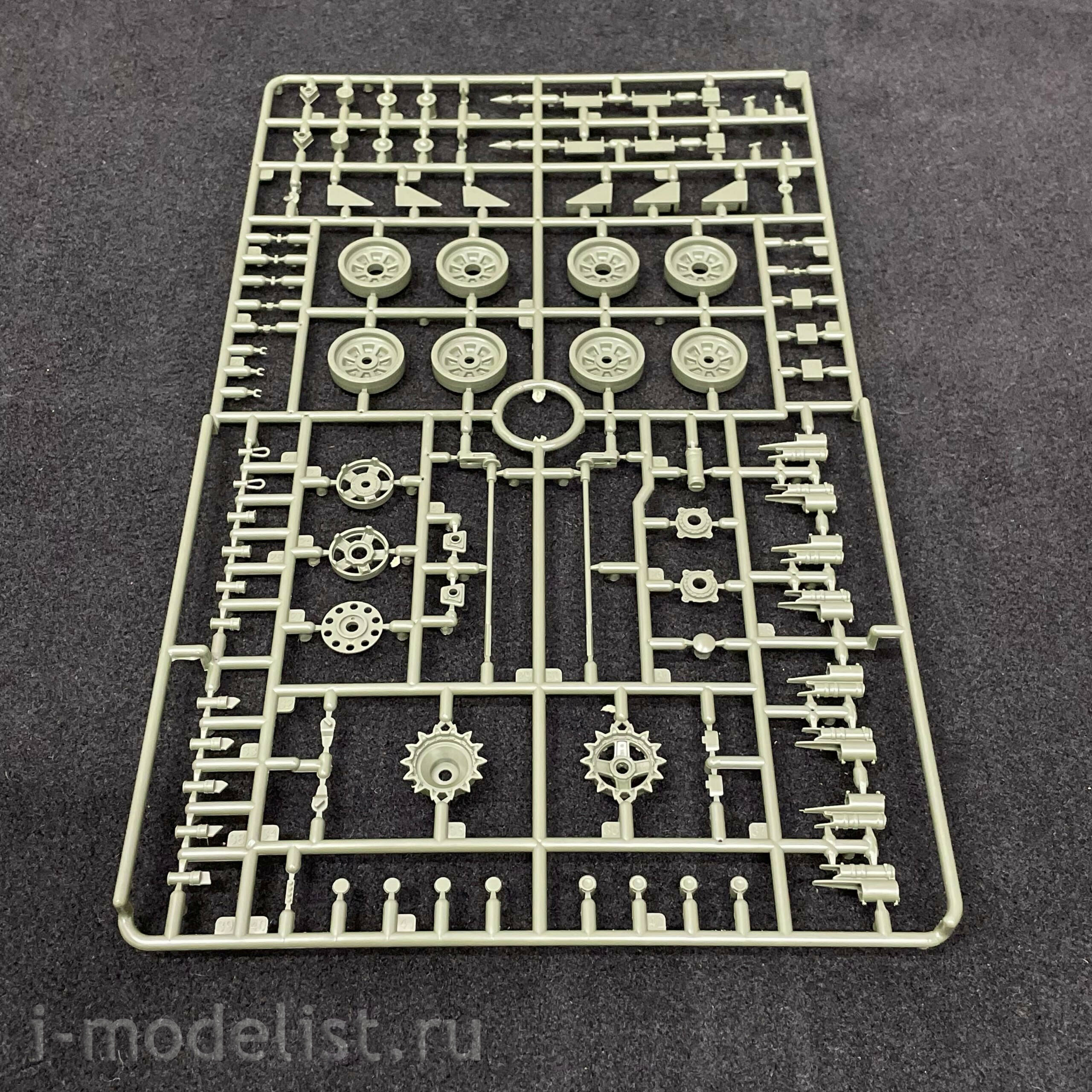 35A052 Amusing Hobby 1/35 Soviet T-72 Ural tank with full interior (under license from UVZ)