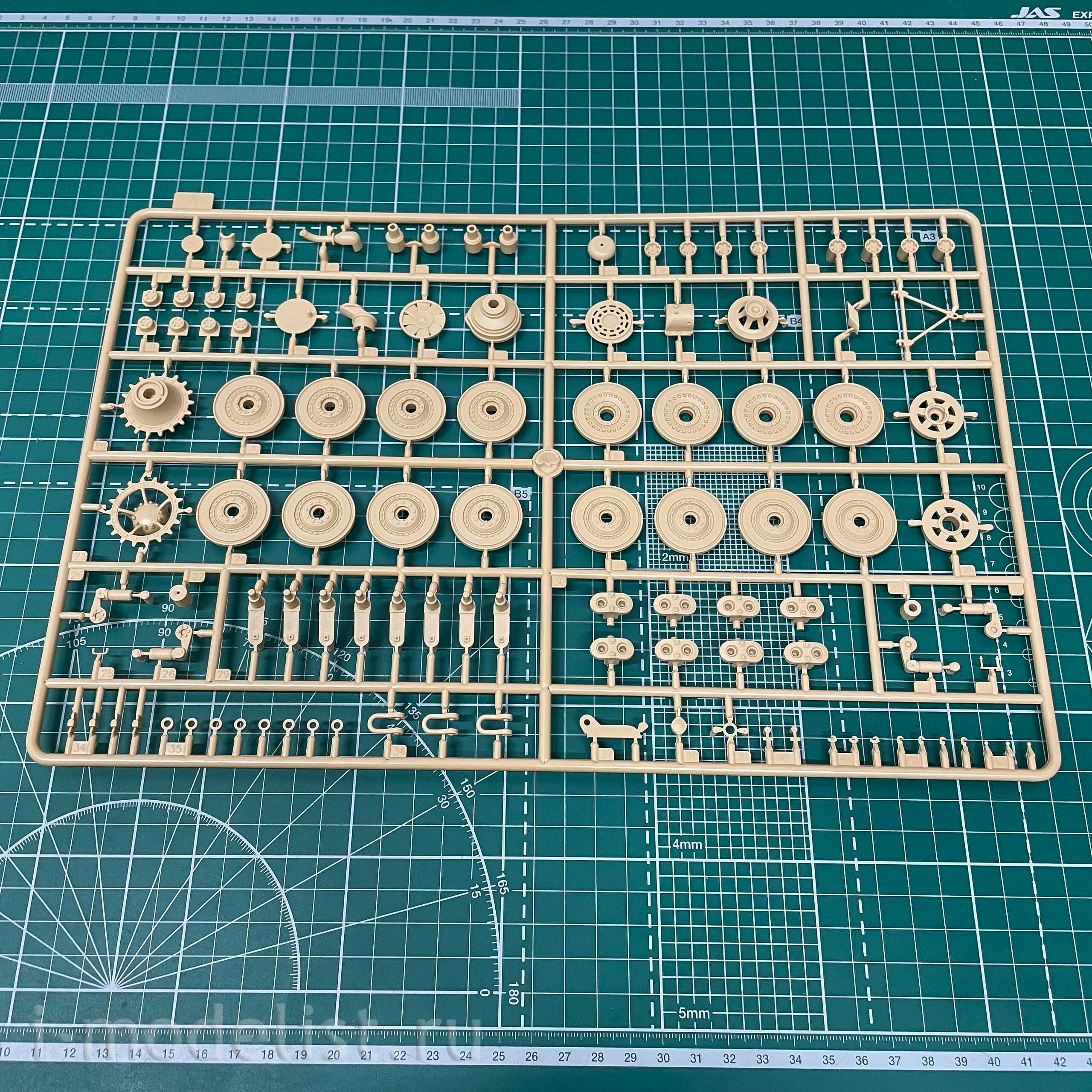 35A017 Amusing Hobby 1/35 JAGDPANZWR E-100