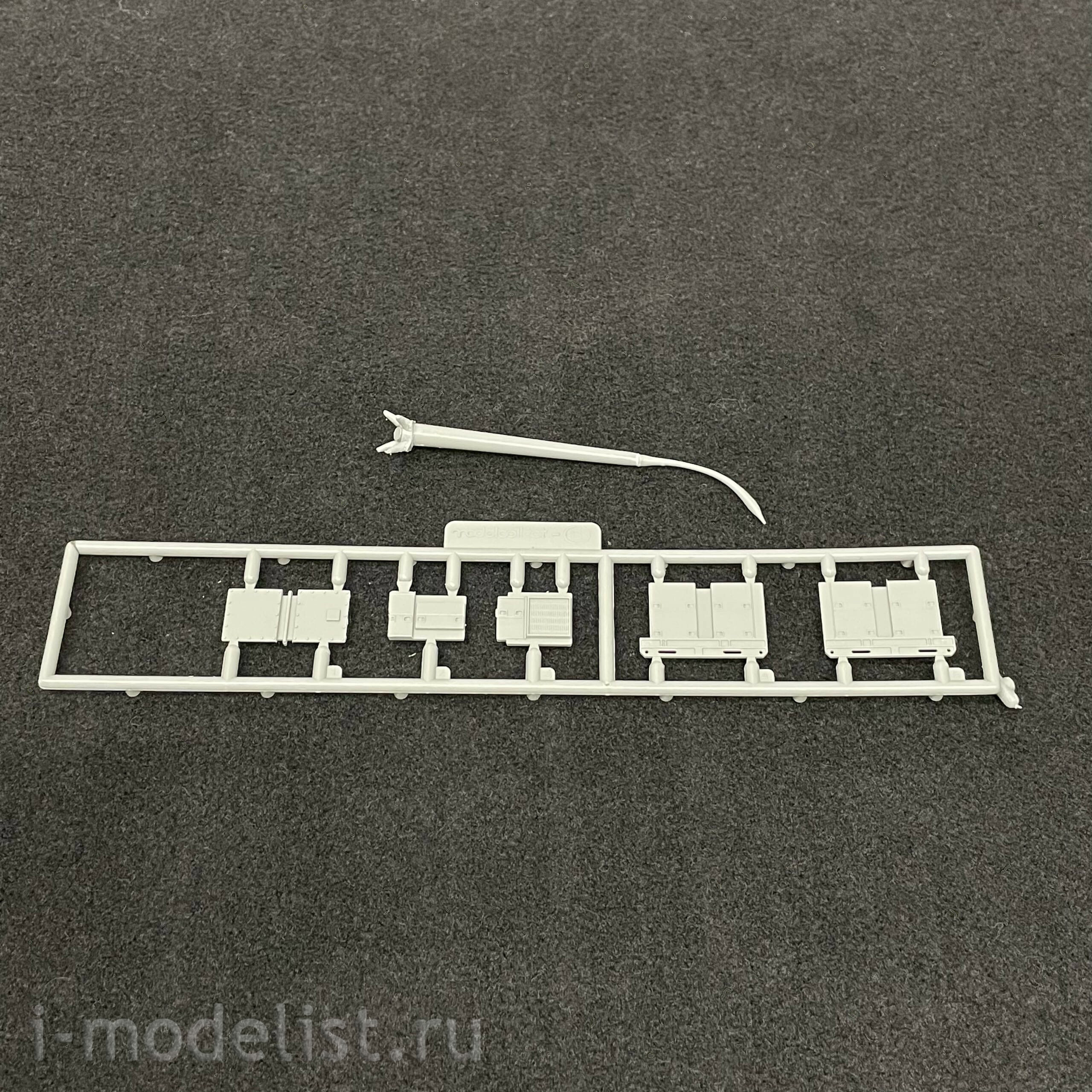 UA72360 Modelcollect 1/72 USA M983 Hemtt Tractor with Pershing II Launcher