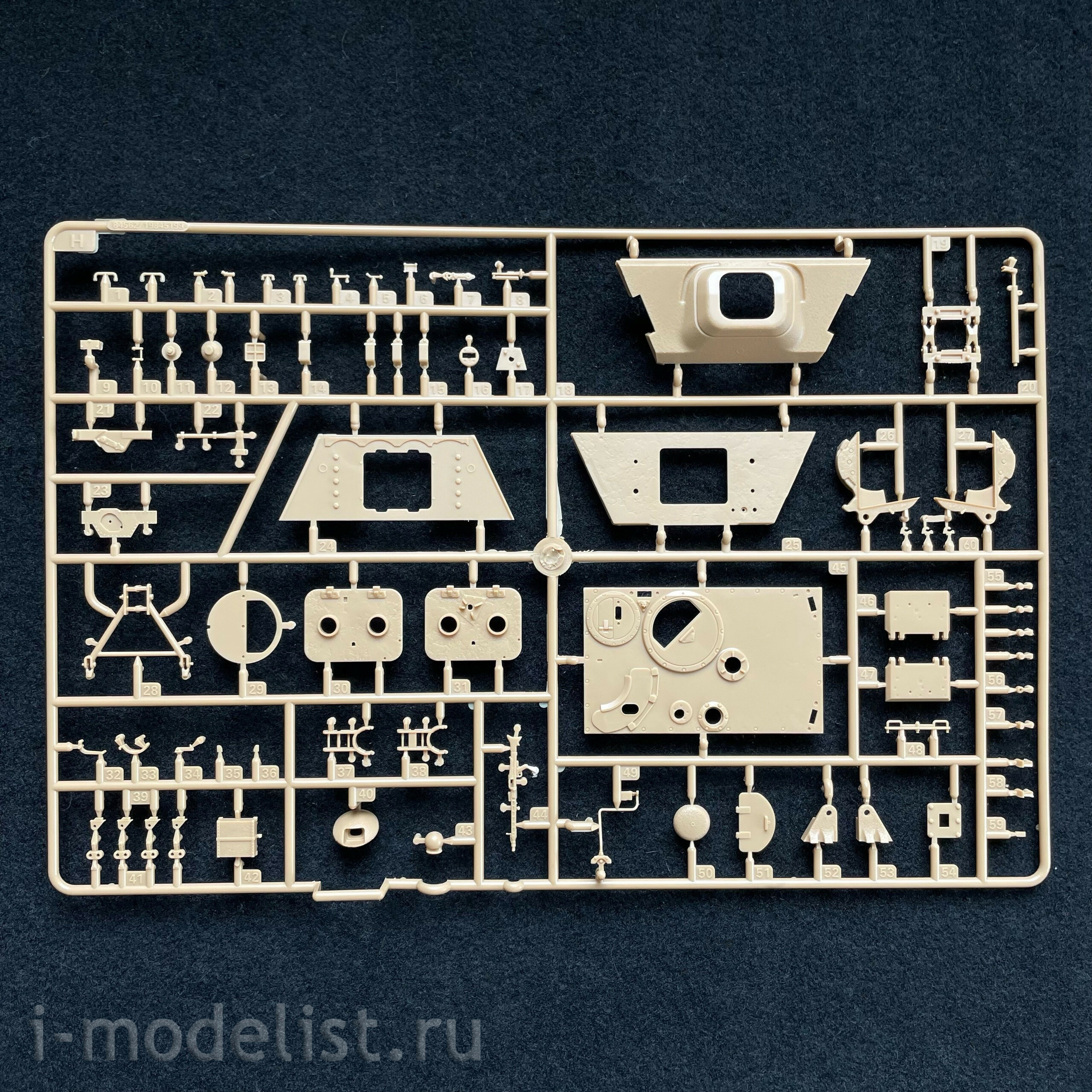 84562 HobbyBoss 1/35 German Sd.kfz.186 Jagdtiger (Henschel Production) 