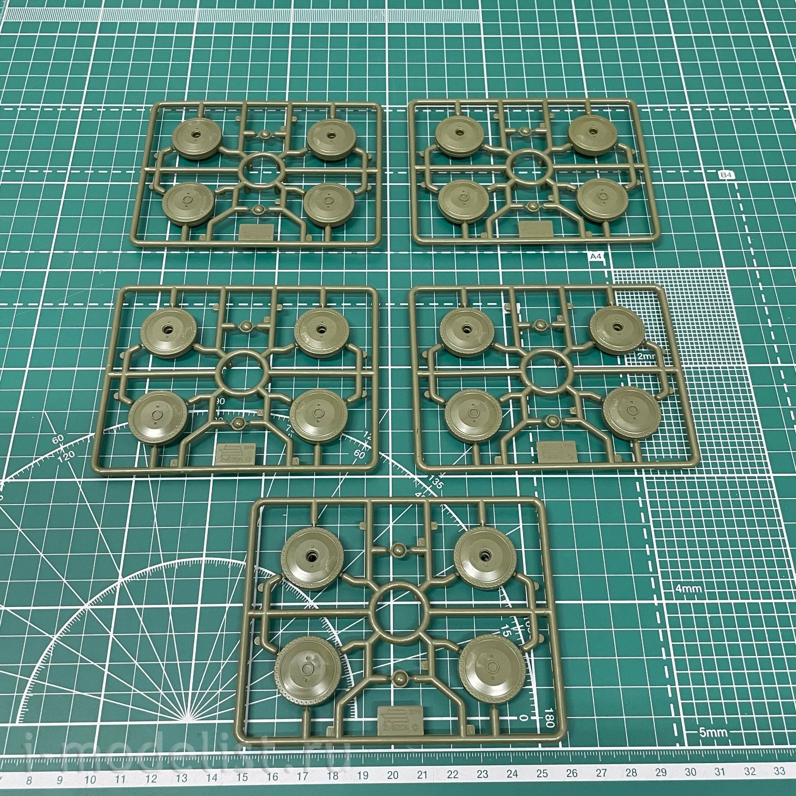 3689 Zvezda 1/35 Soviet medium tank T-34/76 OBR. 1943 UZTM