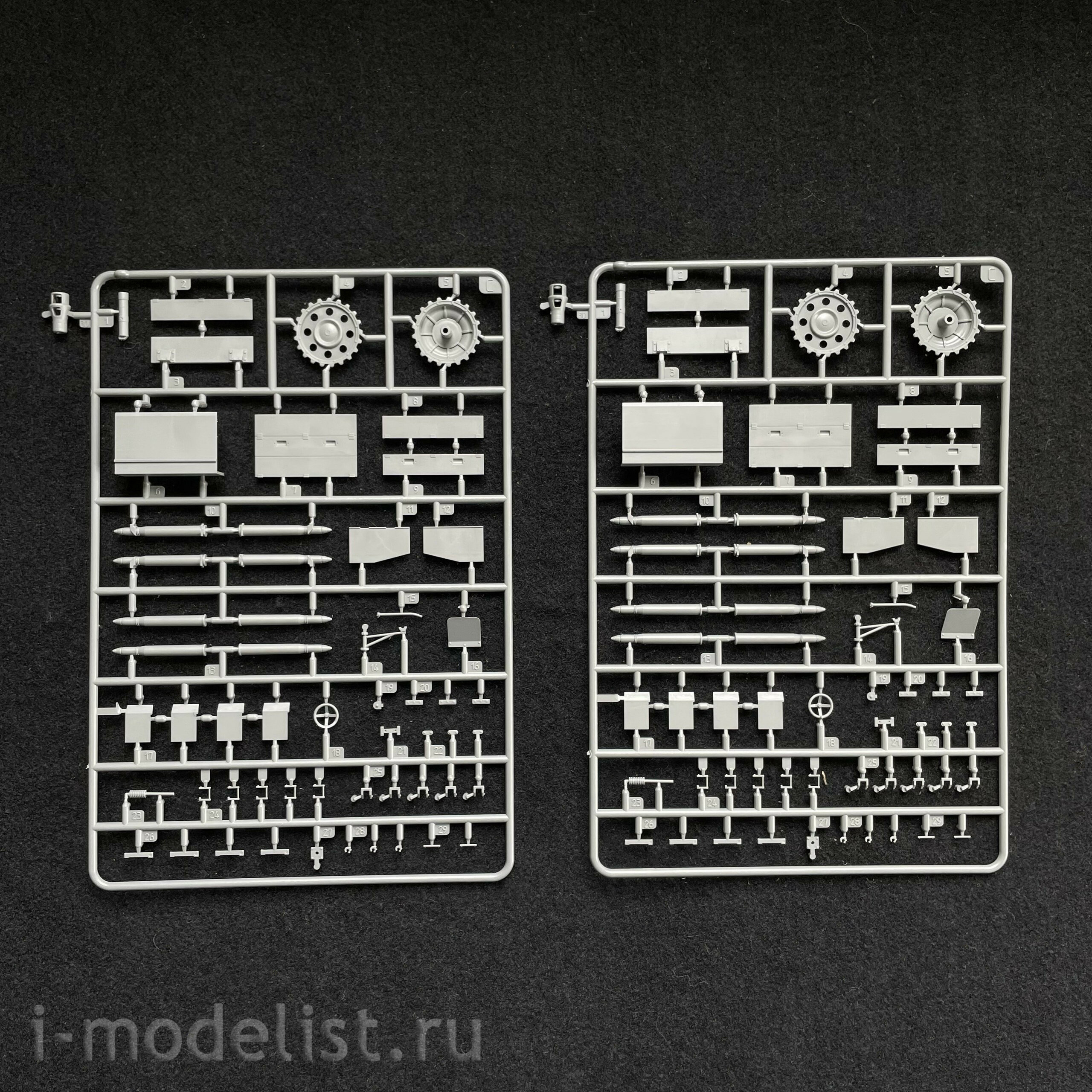 VT-024 Border Model 1/35 German Tank Destroyer Sd.Kfz. 164 Nashorn (with 4 figures)