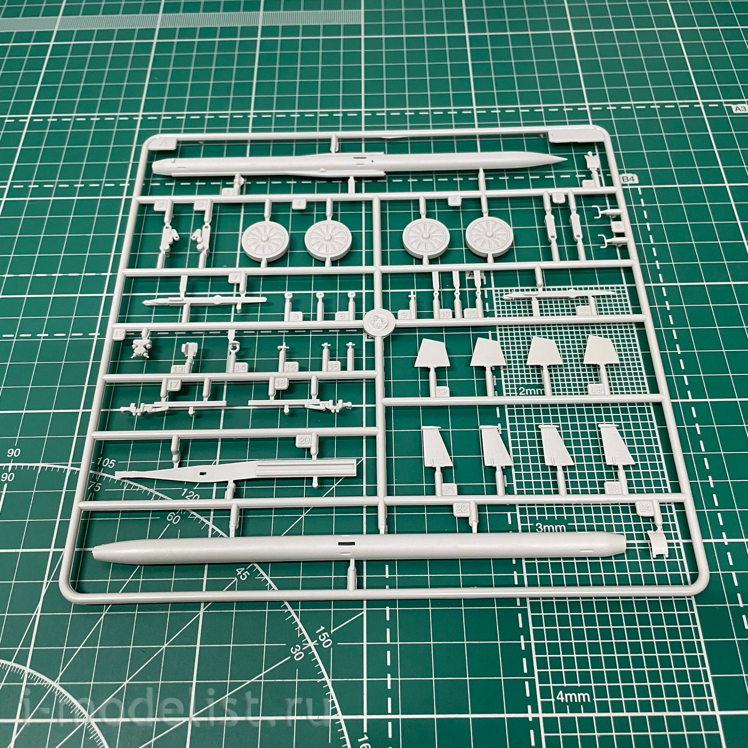 303537 Modeller of 1/35 SAM Launcher 
