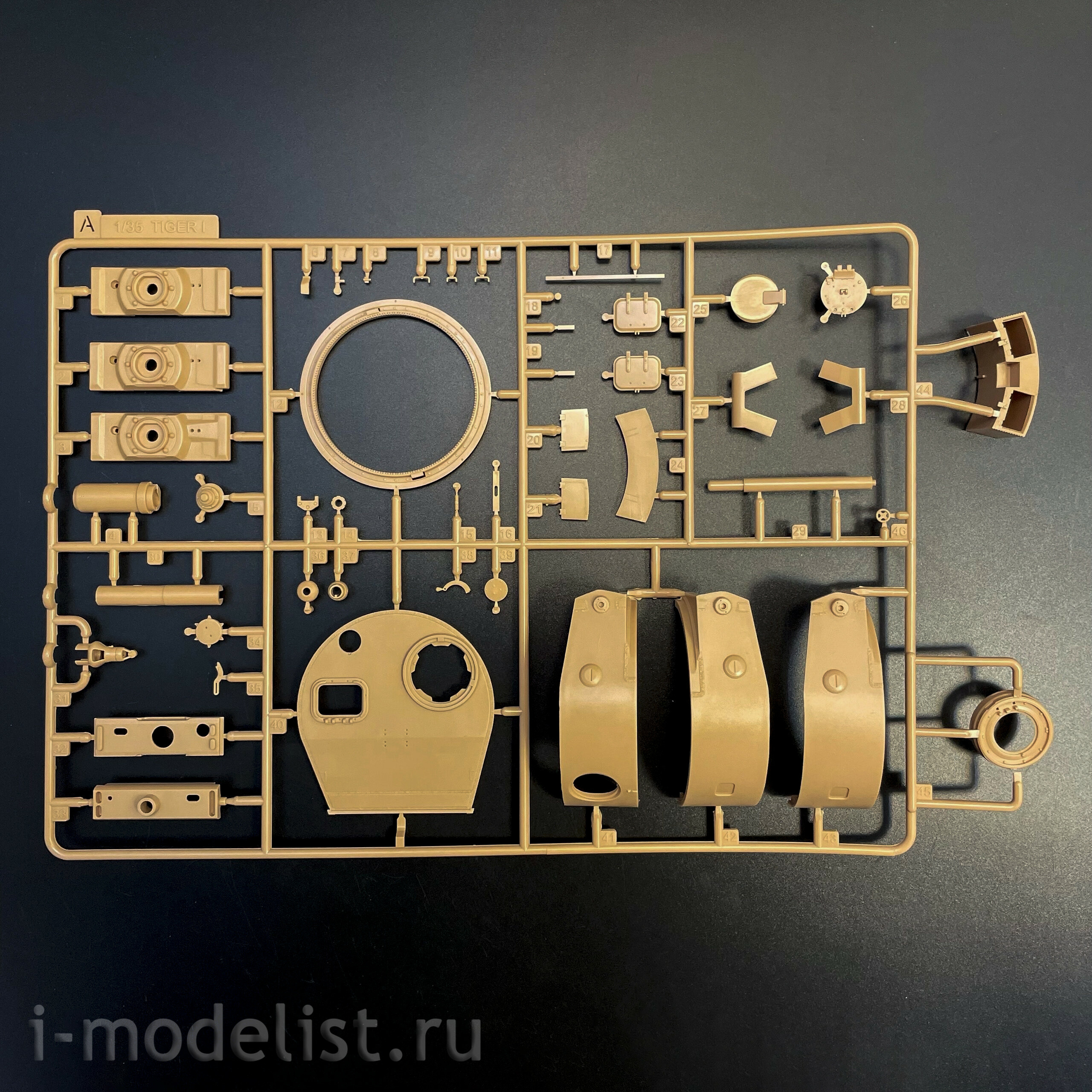 RM-5139 Rye Field Model 1/35 Notмецкий танк Sd.kfz.181 Tiger I (ранний, Курск 1943) с фигуркой Михаэля Виттманна