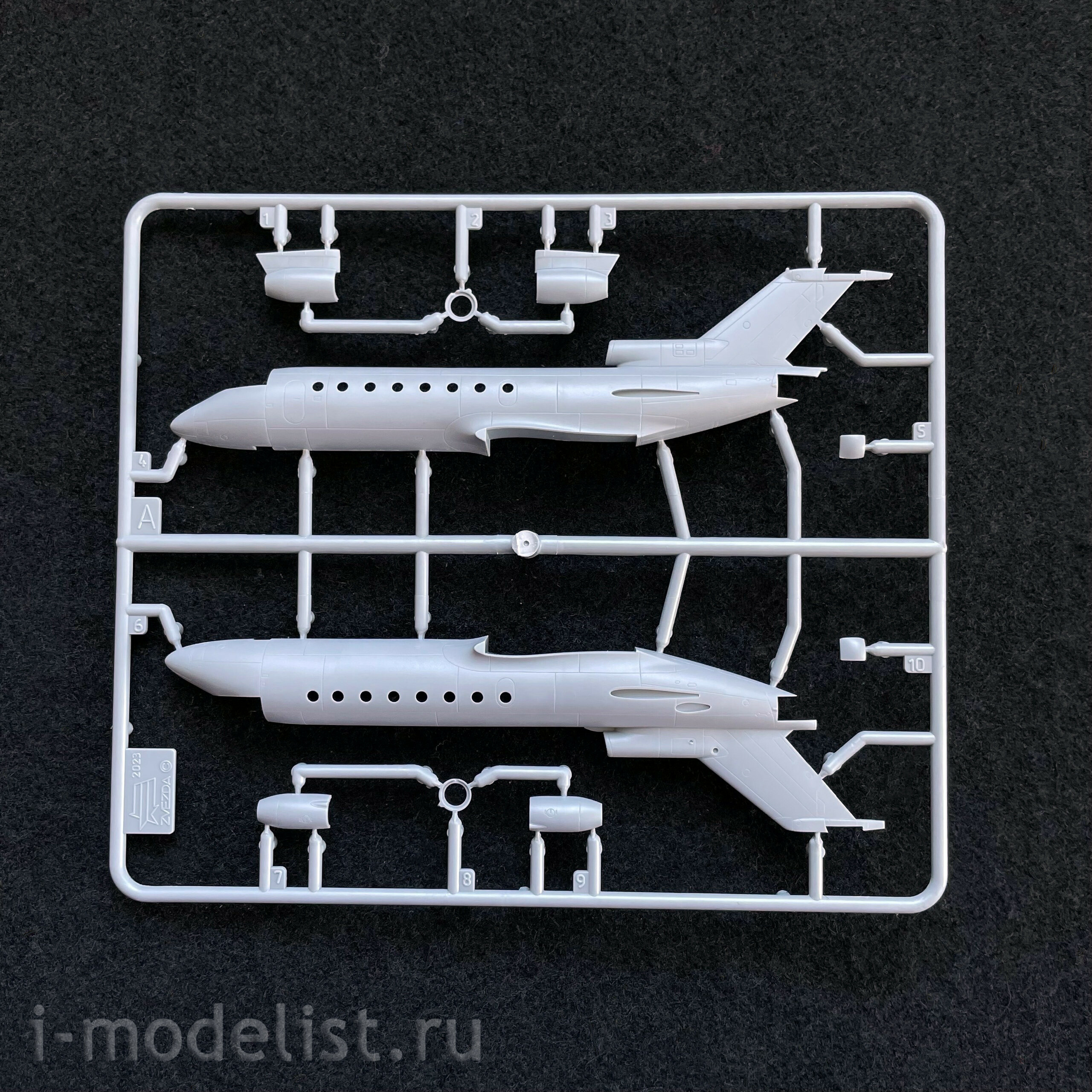 7030 Zvezda 1/144 Passenger aircraft Yak-40