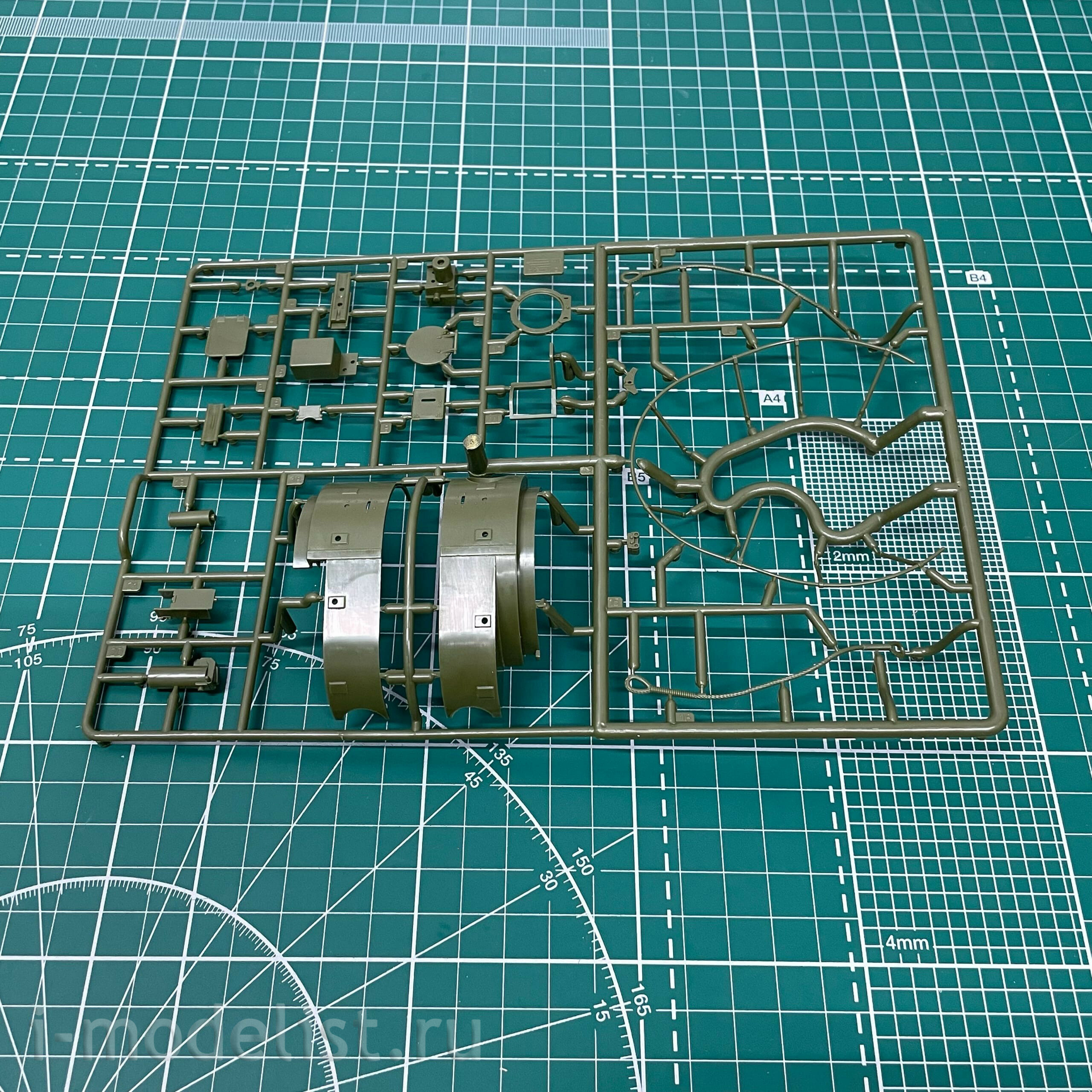 3694 Zvezda 1/35 Soviet medium tank T-28