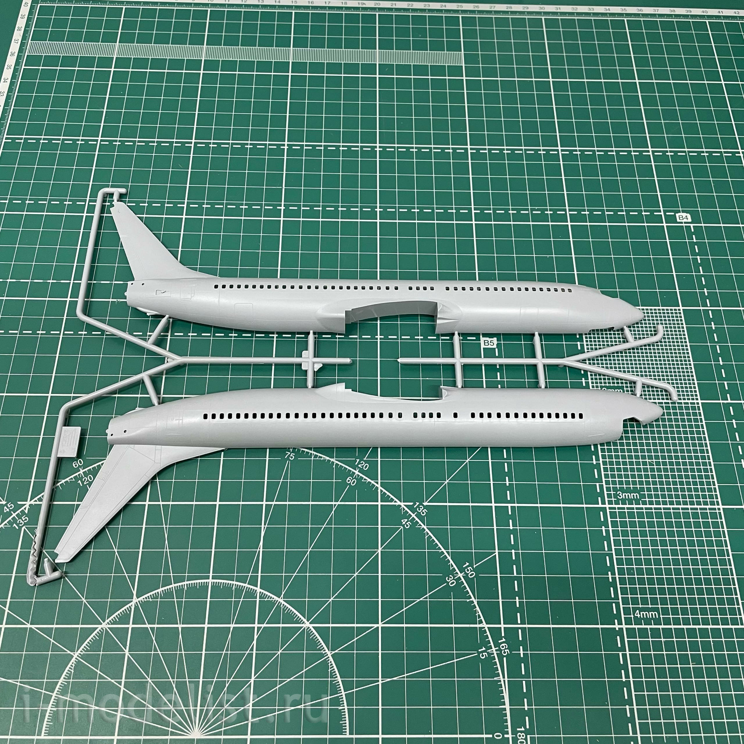 7019 Zvezda 1/144 Passenger Airliner Boeing 737-800™