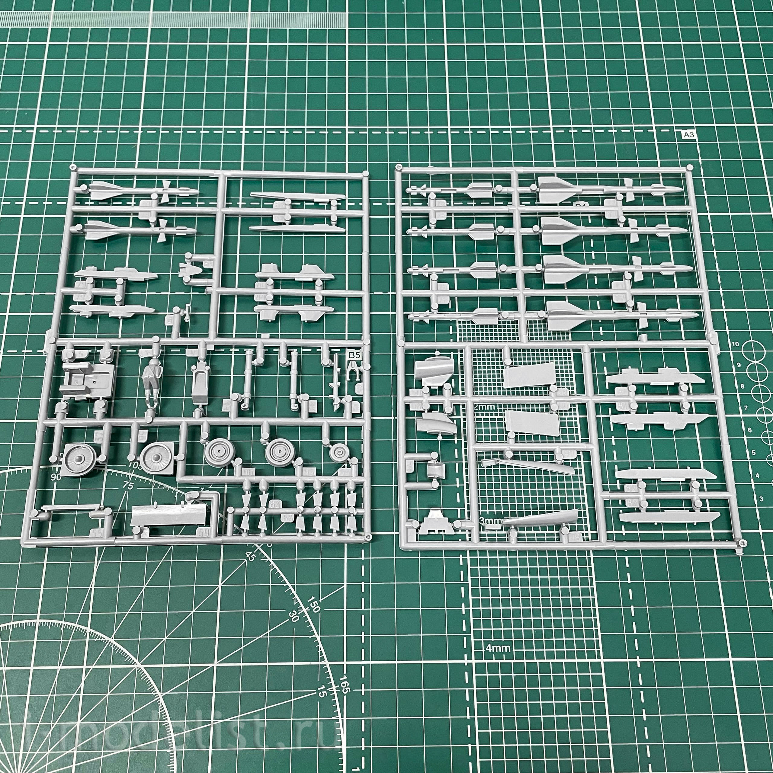 7241 Zvezda 1/72 Russian super-maneuverable Su-37 fighter