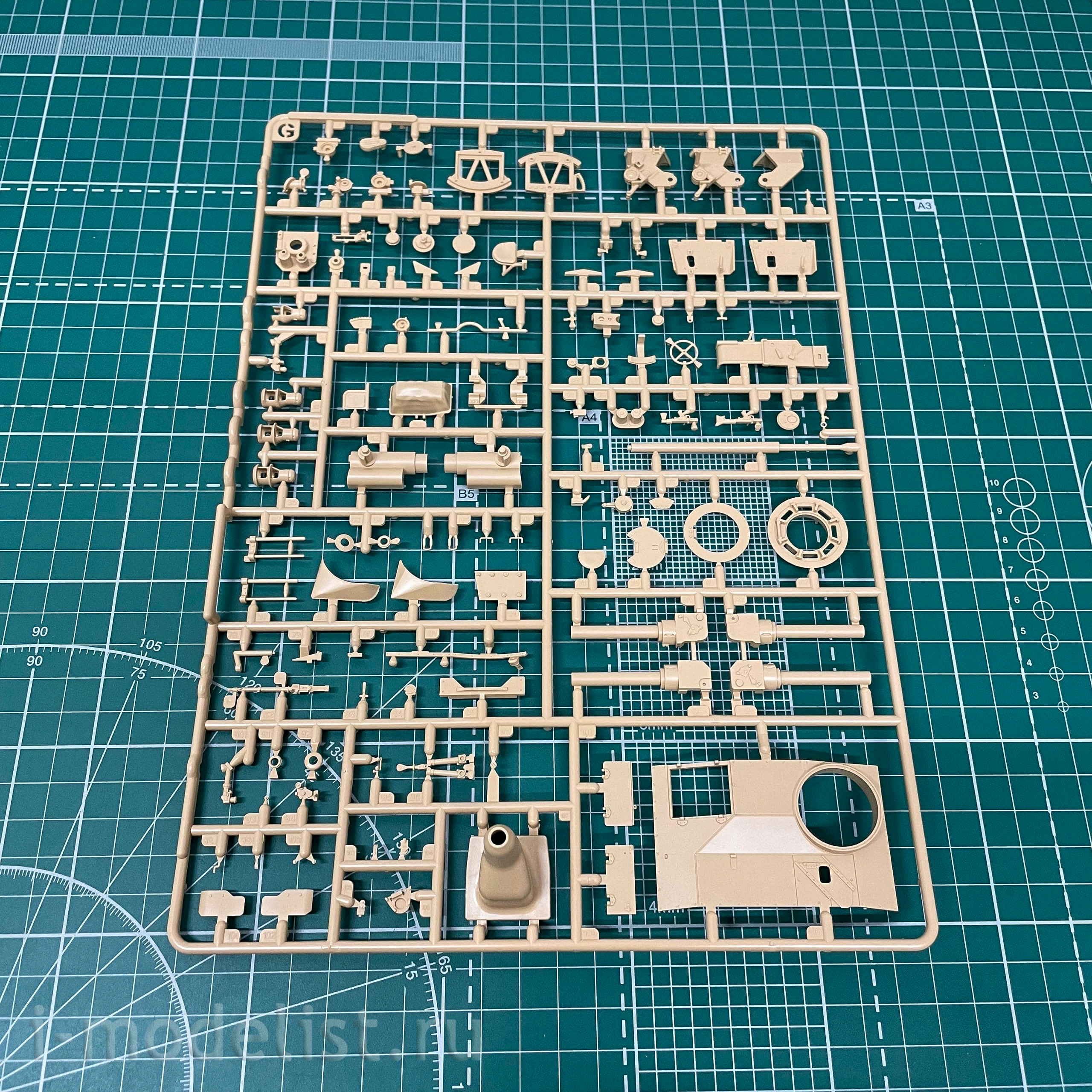 RM-5069 Rye Field Model 1/35 StuG. III Ausf. G Early Production with working tracks