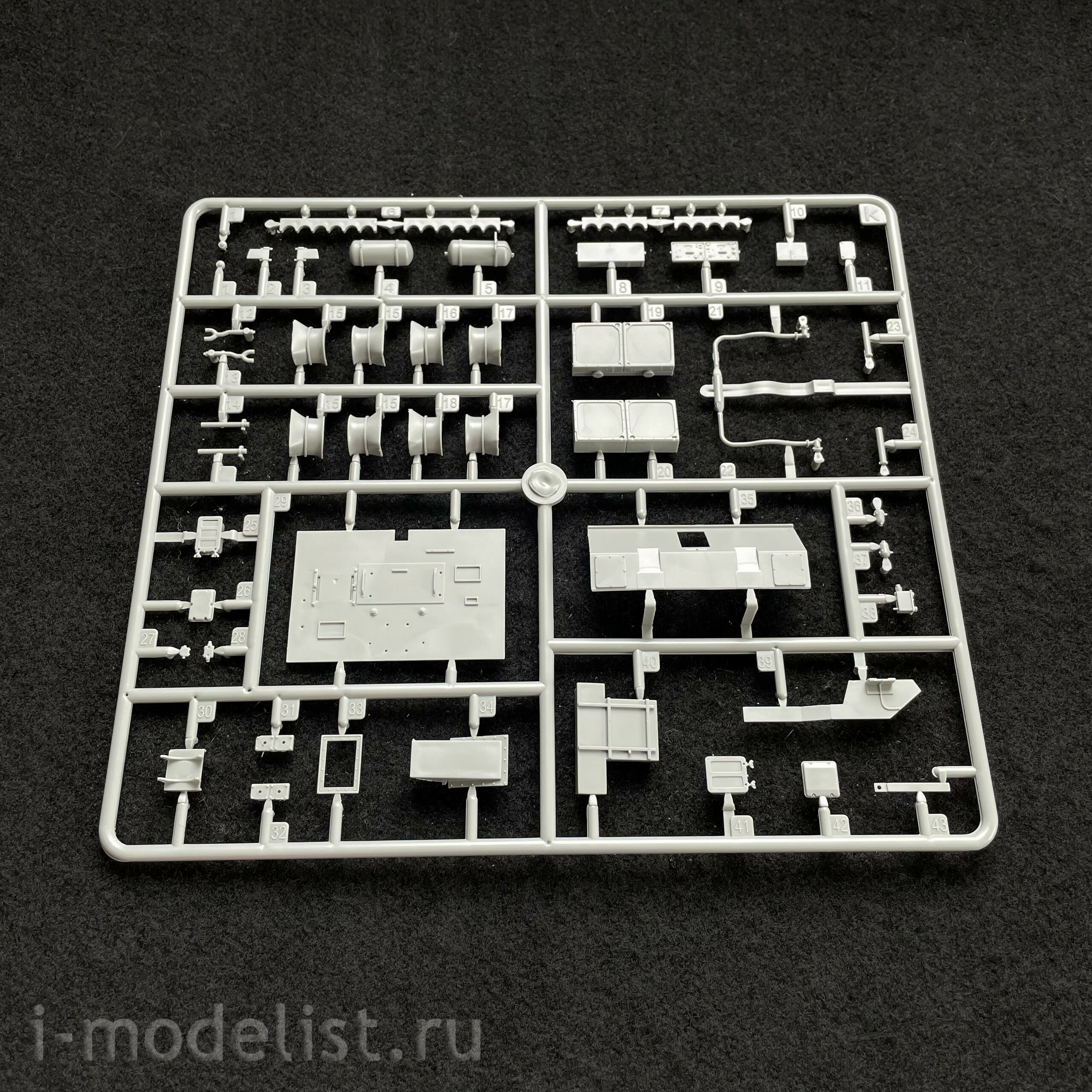 35A051 Amusing Hobby 1/35 Tiger P Tank (003)