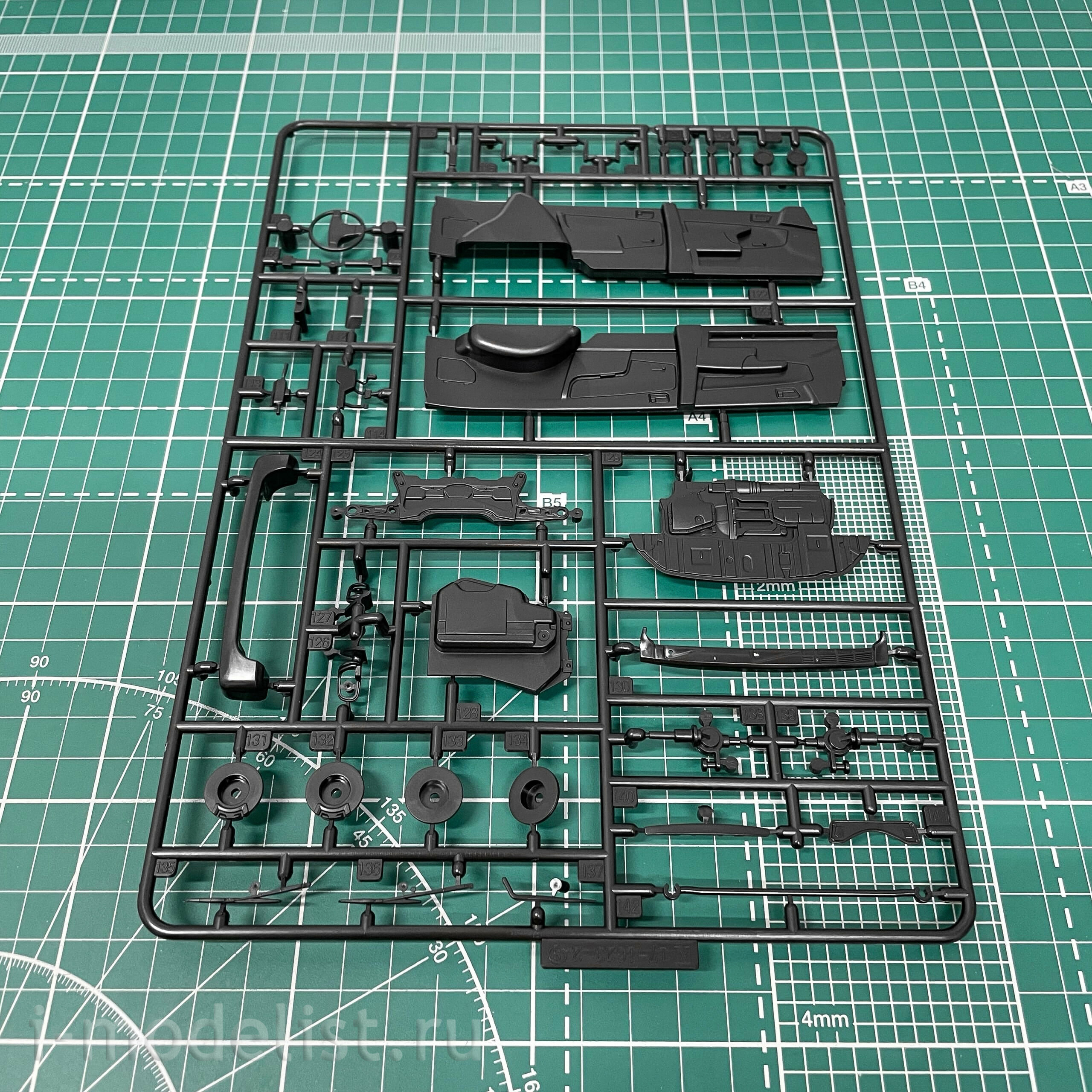 05786 Aoshima 1/24 Mazda Familia Van ' 18