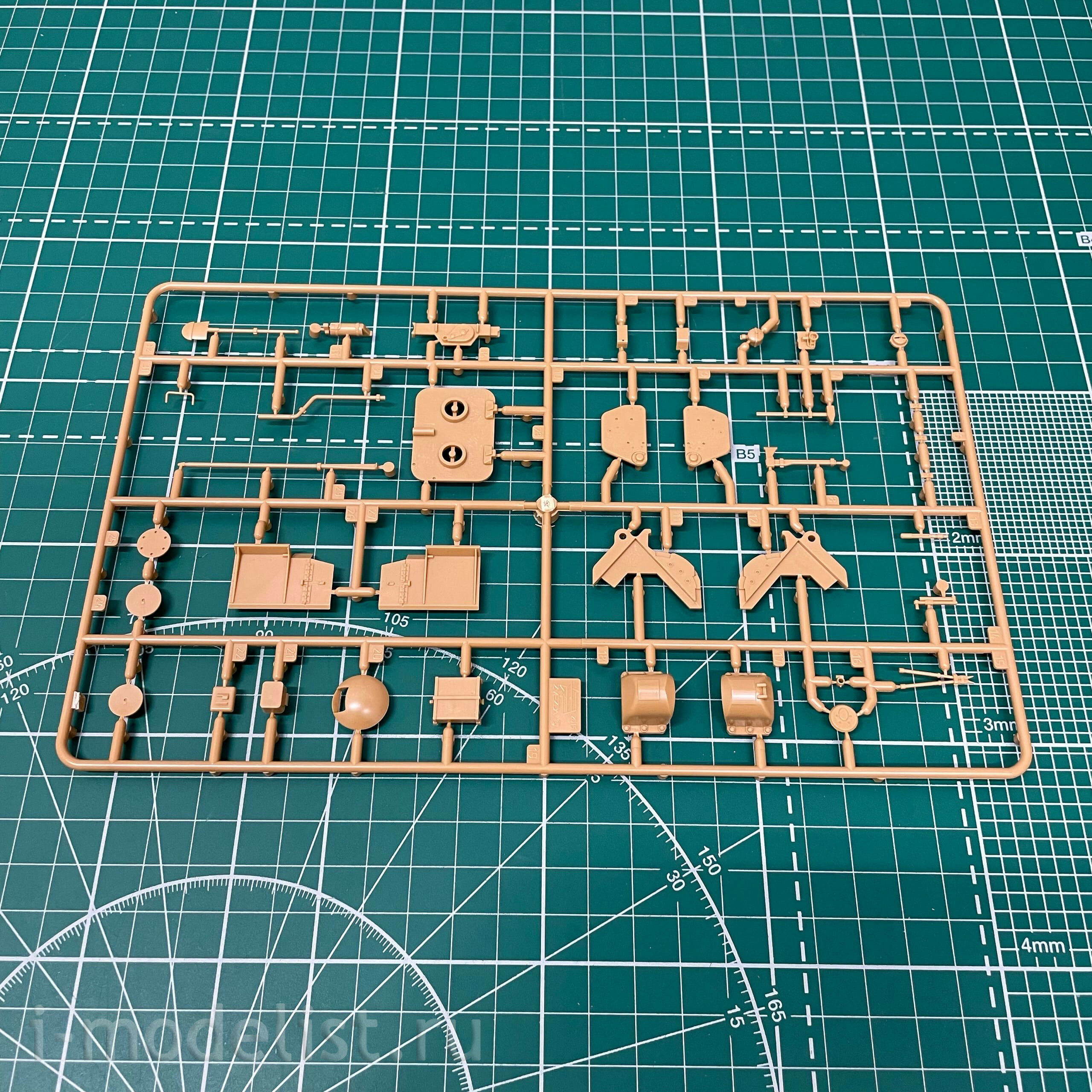 3601 Zvezda 1/35 Heavy German T-VIB Royal Tiger Tank with Henschel Turret