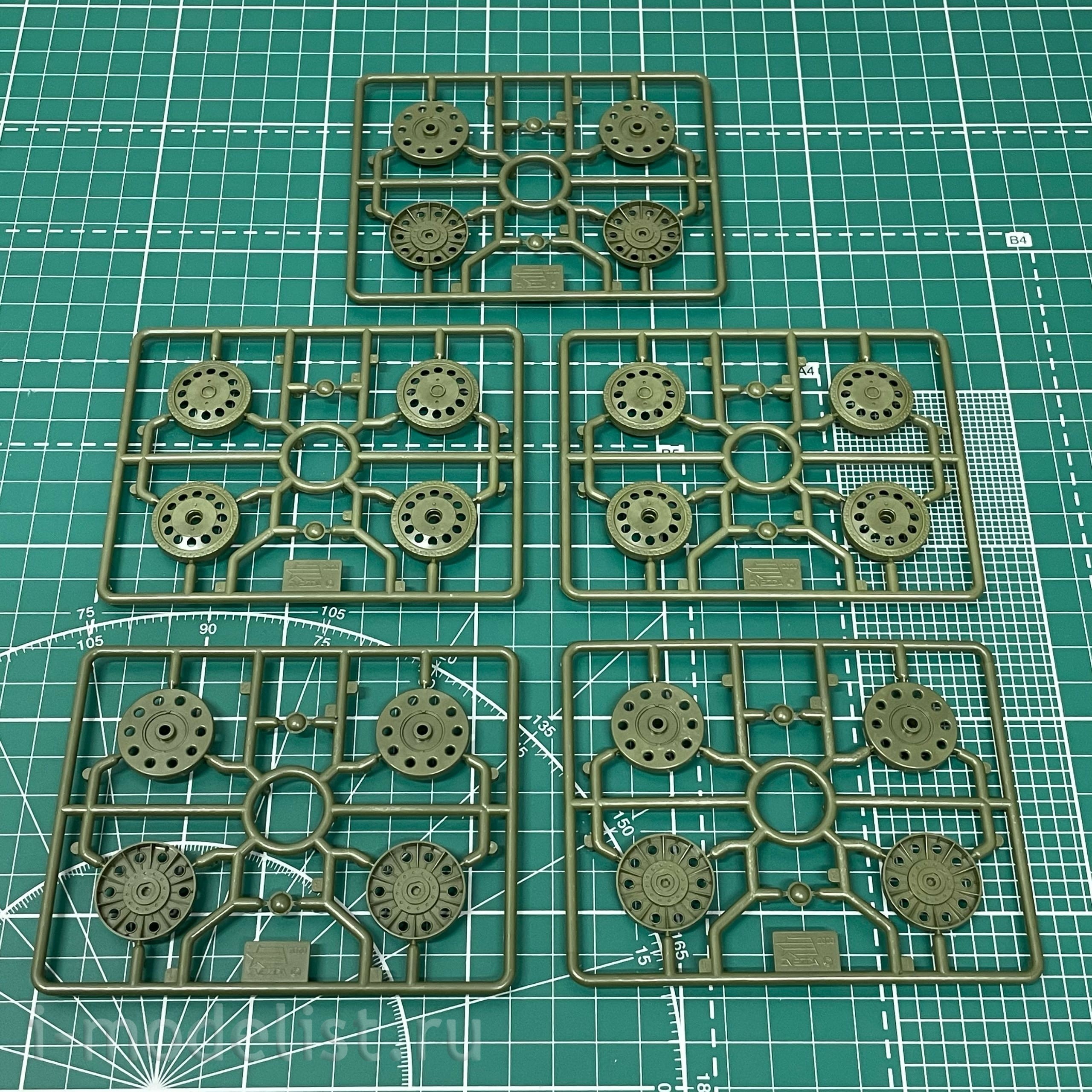 3686 Zvezda 1/35 Soviet medium tank model 1942 T-34/76 