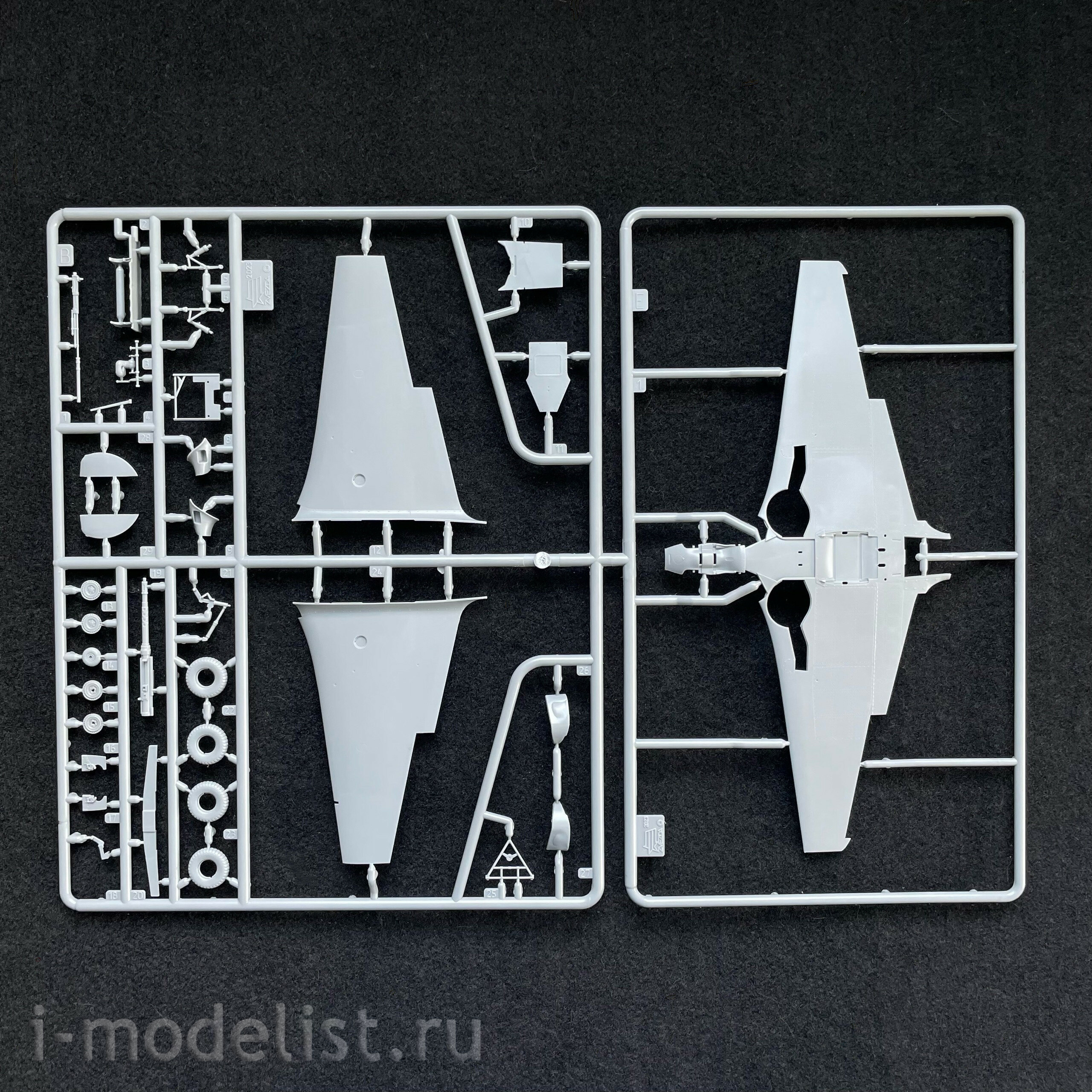 4831 Zvezda 1/48 Soviet Yak-9T fighter