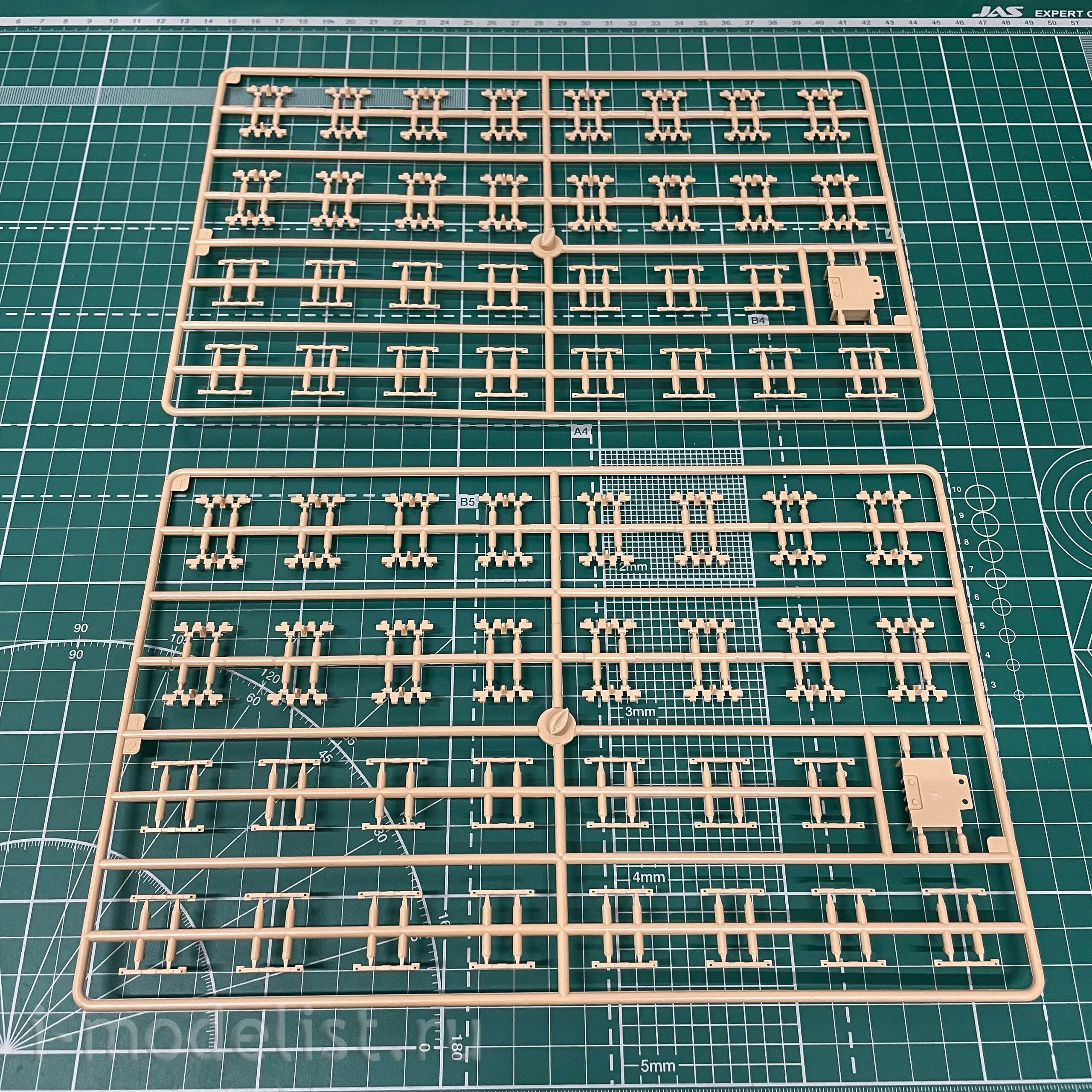 35A023 Amusing Hobby 1/35 Pz.Kpfw.VI Tiger(P)