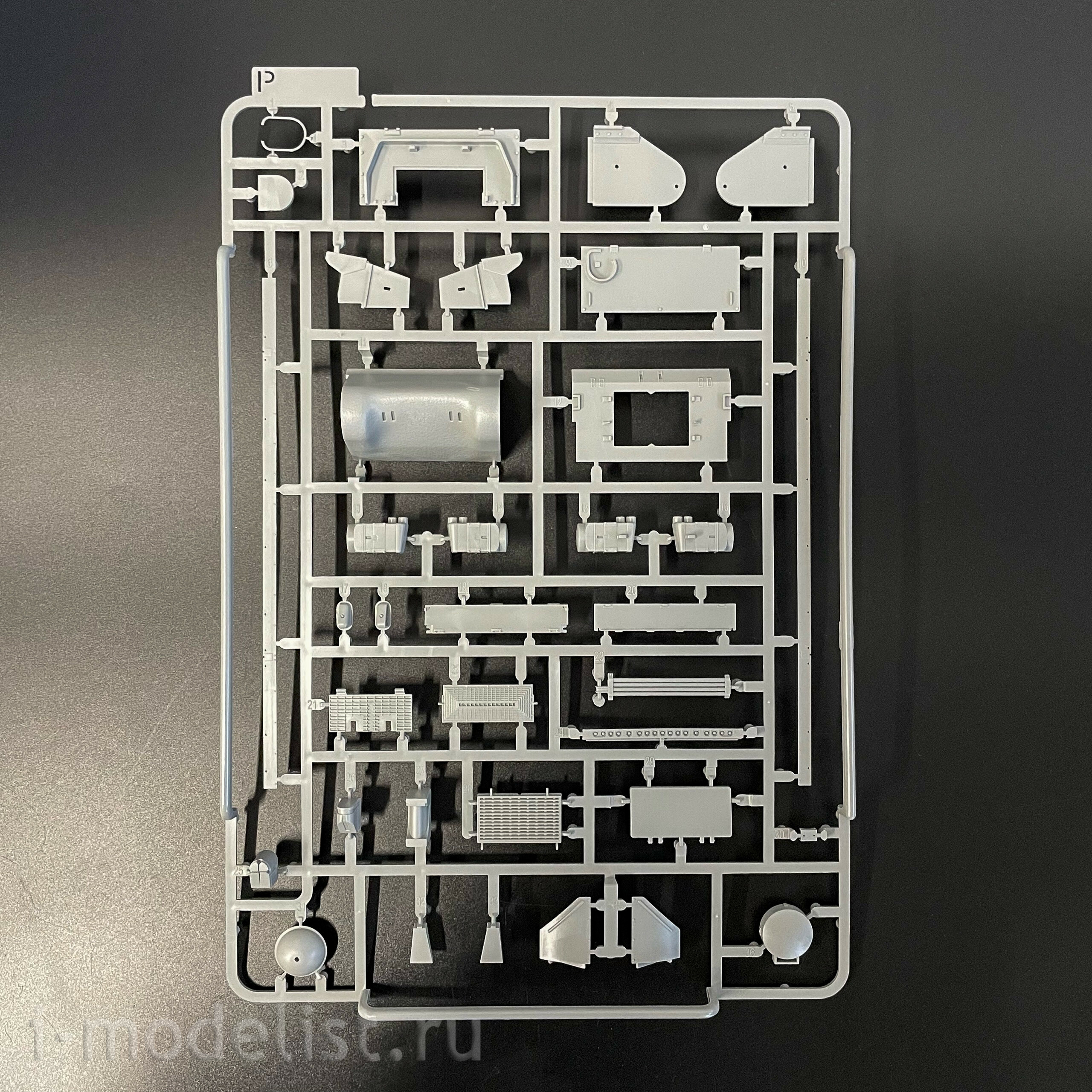 2205W Takom 1/35 Набор Sherman Box: M4A1 (76w) HVSS + M1 Super Sherman + фигура члена экипажа танка армии США в 1/16 масштабе