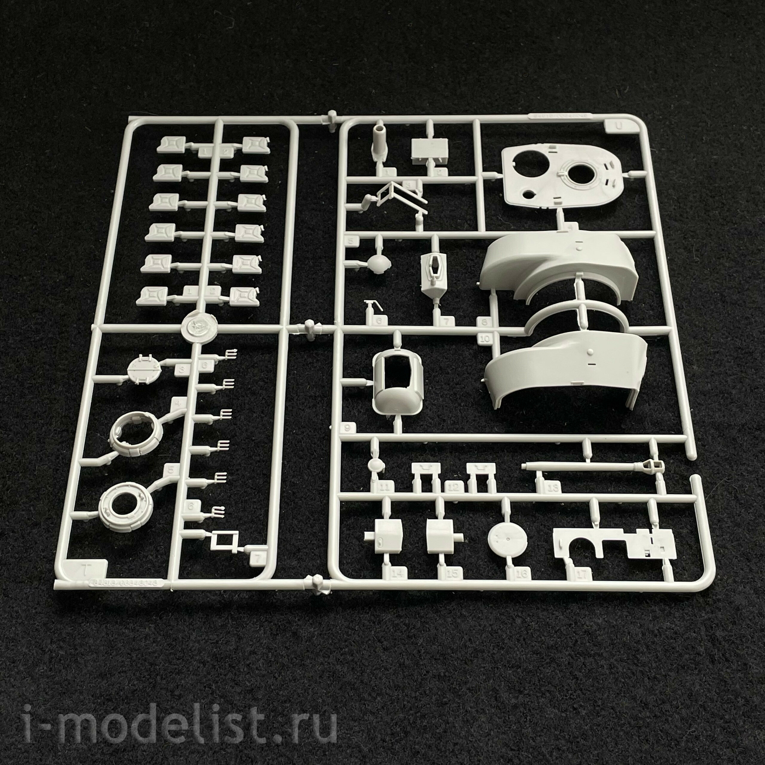 84818 HobbyBoss 1/48 German Pz.Kpfw KV-1 756( r ) tank