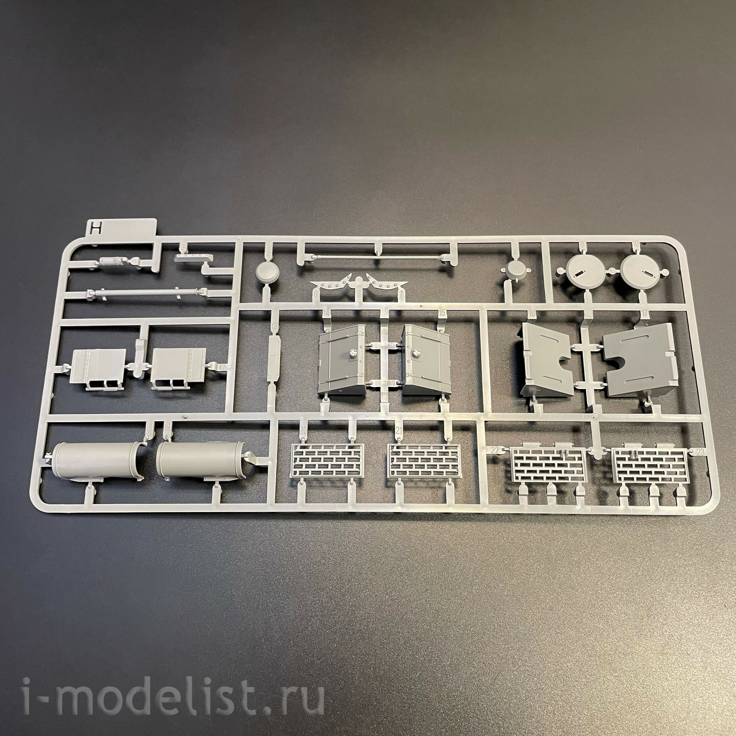 2195 Takom 1/35 Notмецкий тяжёлый танк Sd.Kfz.181 Pz.Kpfw.VI Ausf.E - Tiger I ранний с фигурой Michael Wittmann