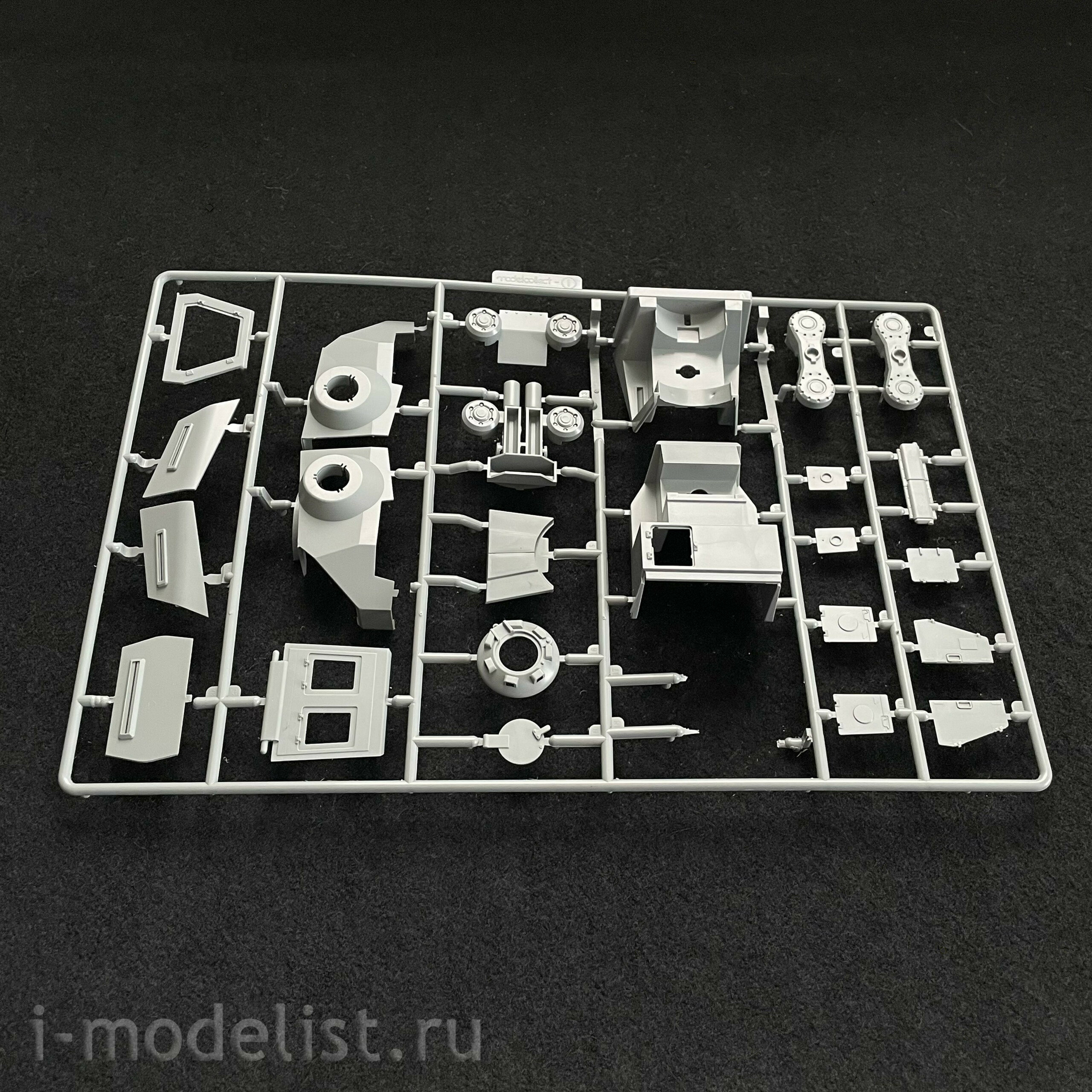 UA35004 Modelcollect Fist of War 1/35 WWII German Sdkfz 553/A medium Mech fighting